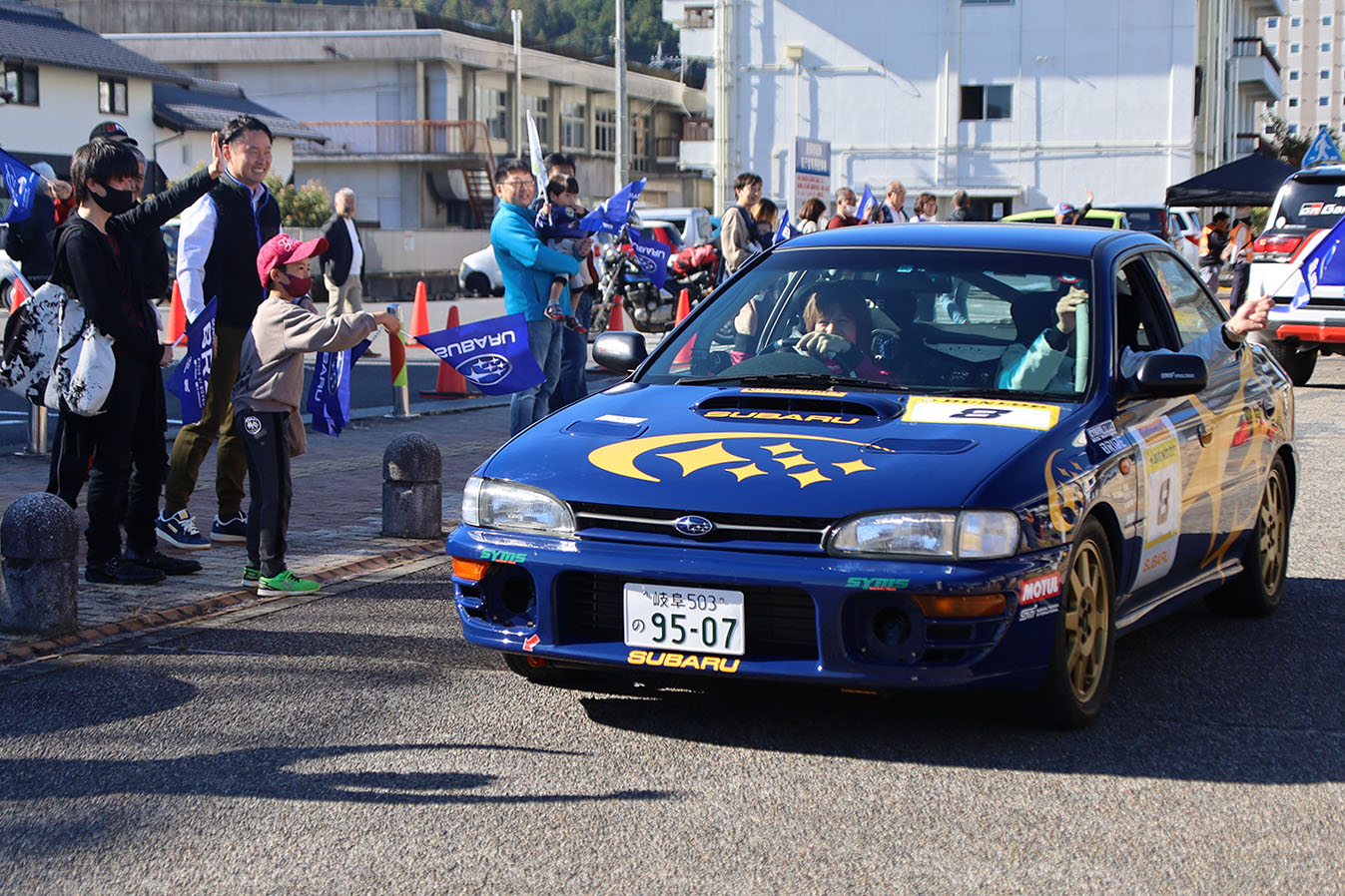 出発するラリーカー