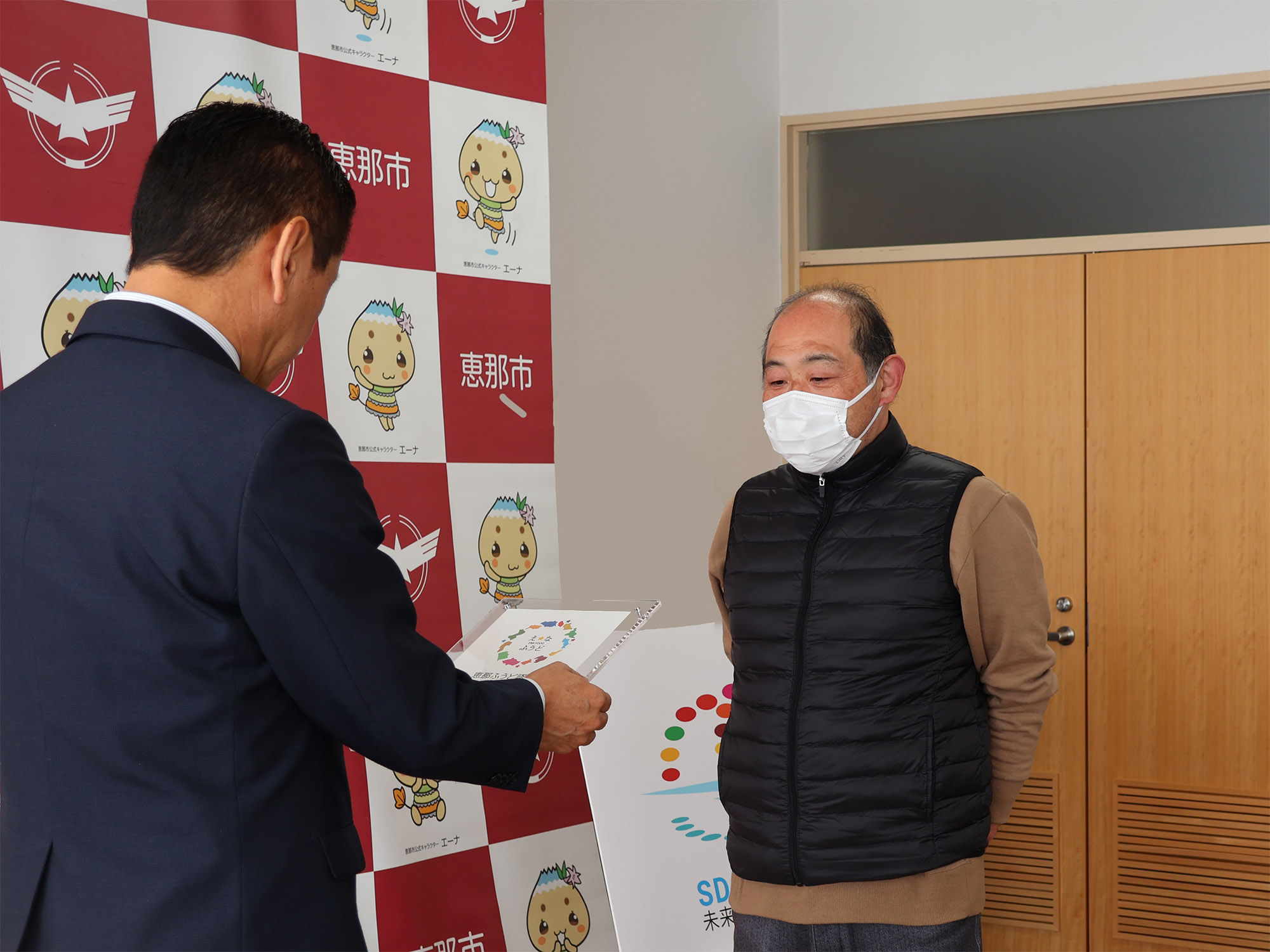 認定証を受け取る