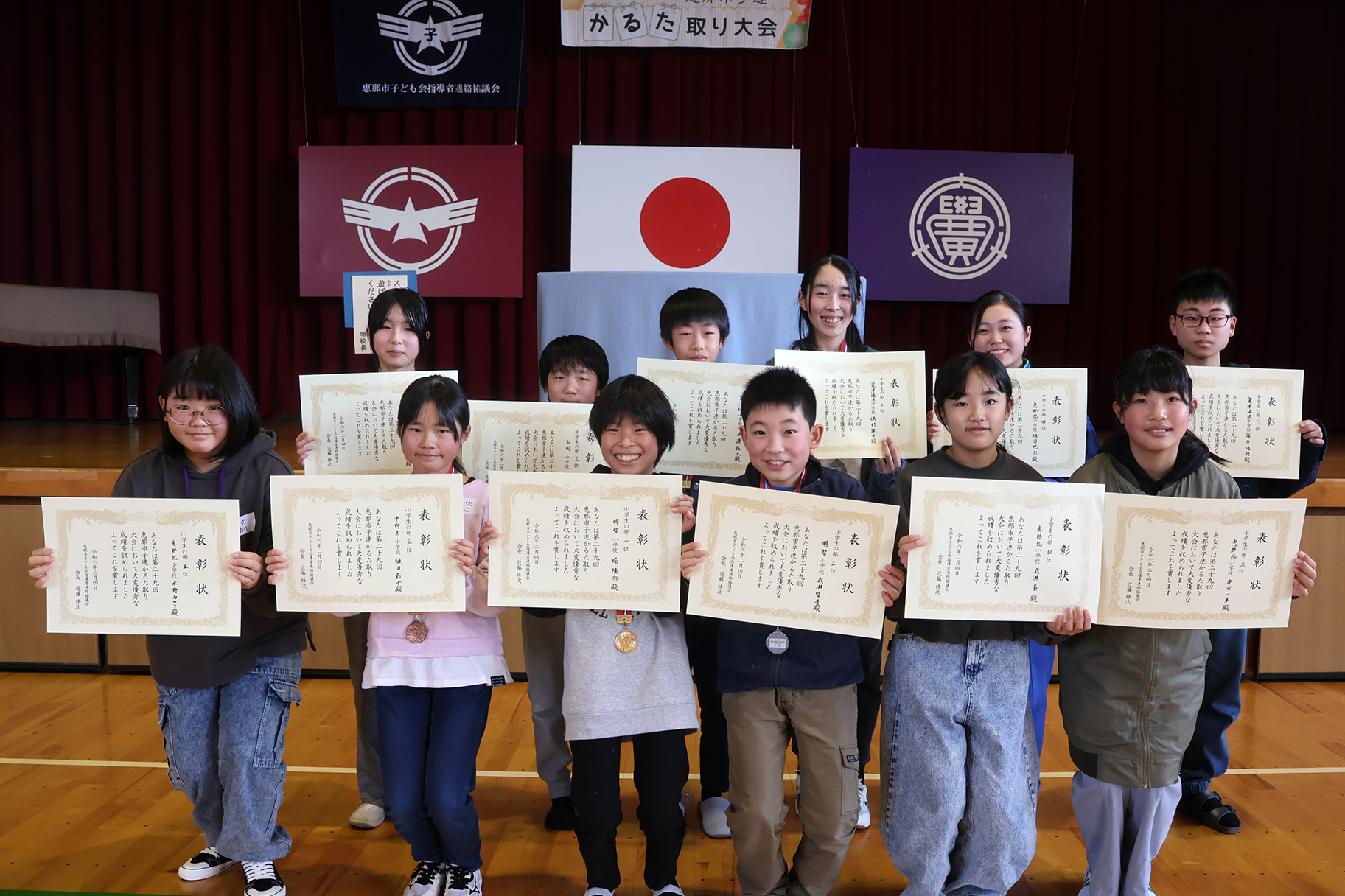 賞状を持つ入賞者の皆さん