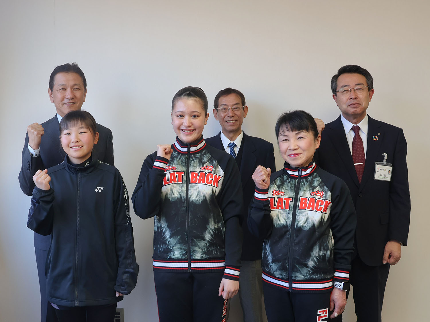 全国大会に出場する選手と市長ら