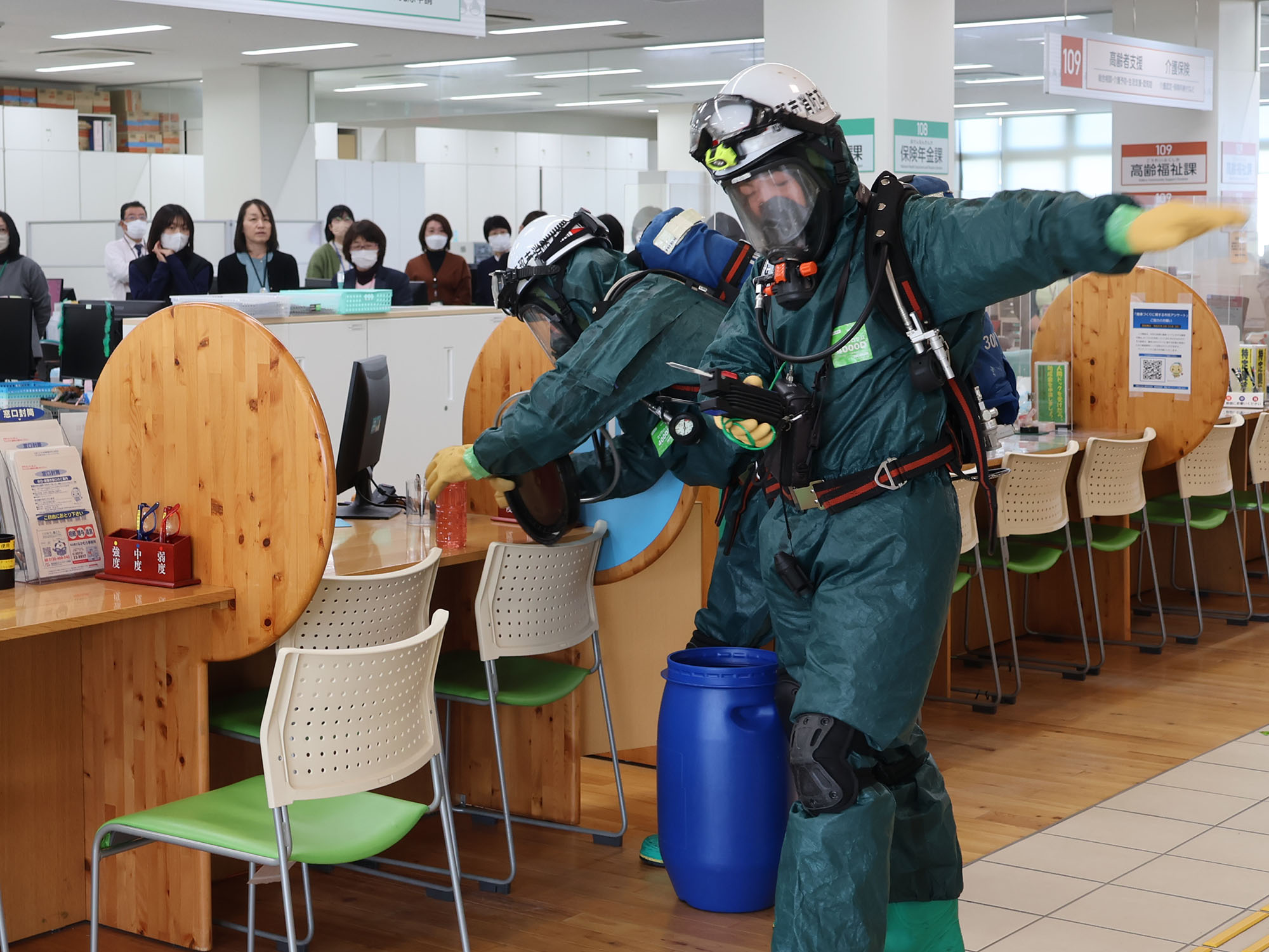 消防職員が液体を撤去