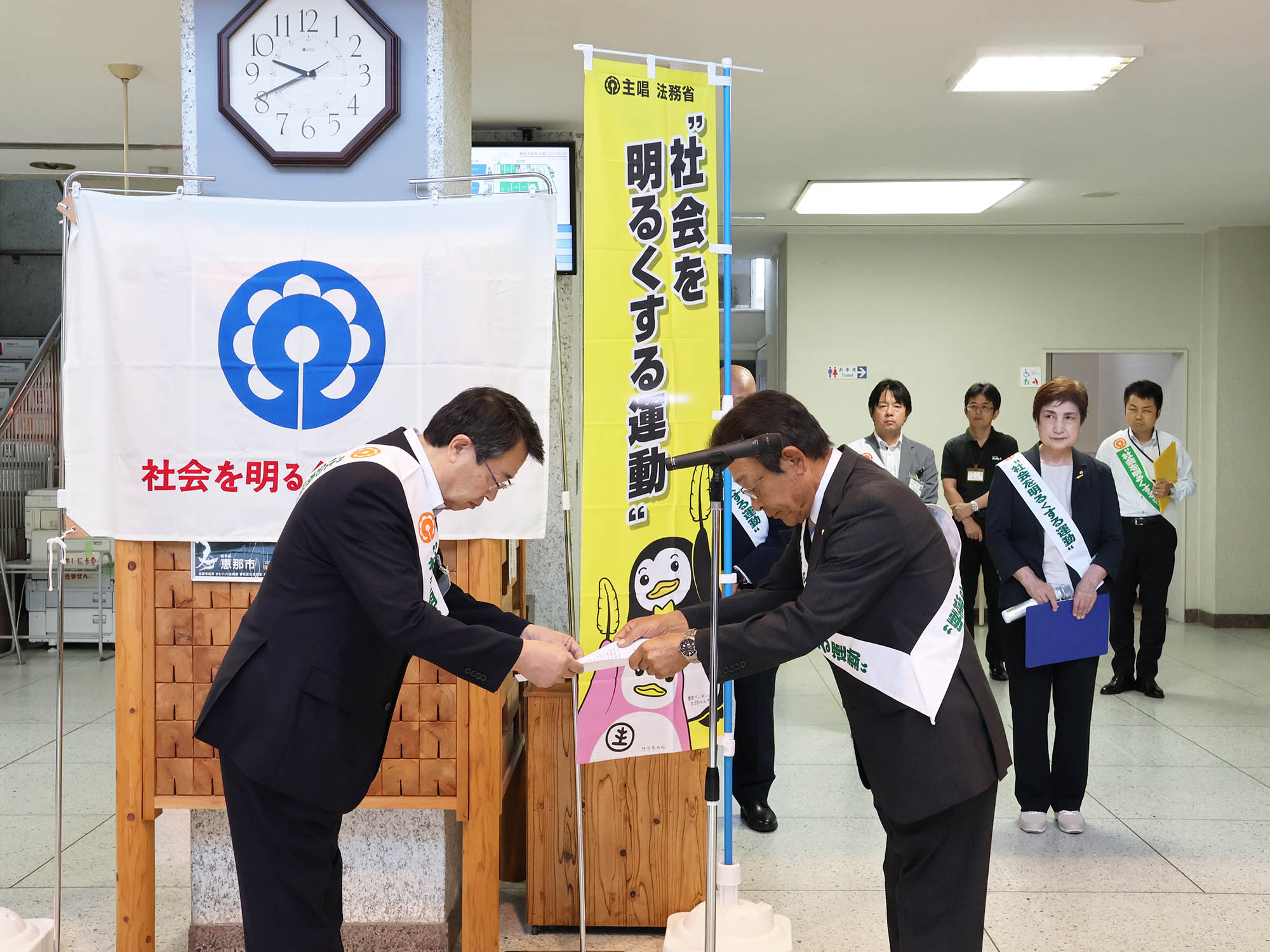 原副会長から県知事のメッセージを受け取る岡田教育長