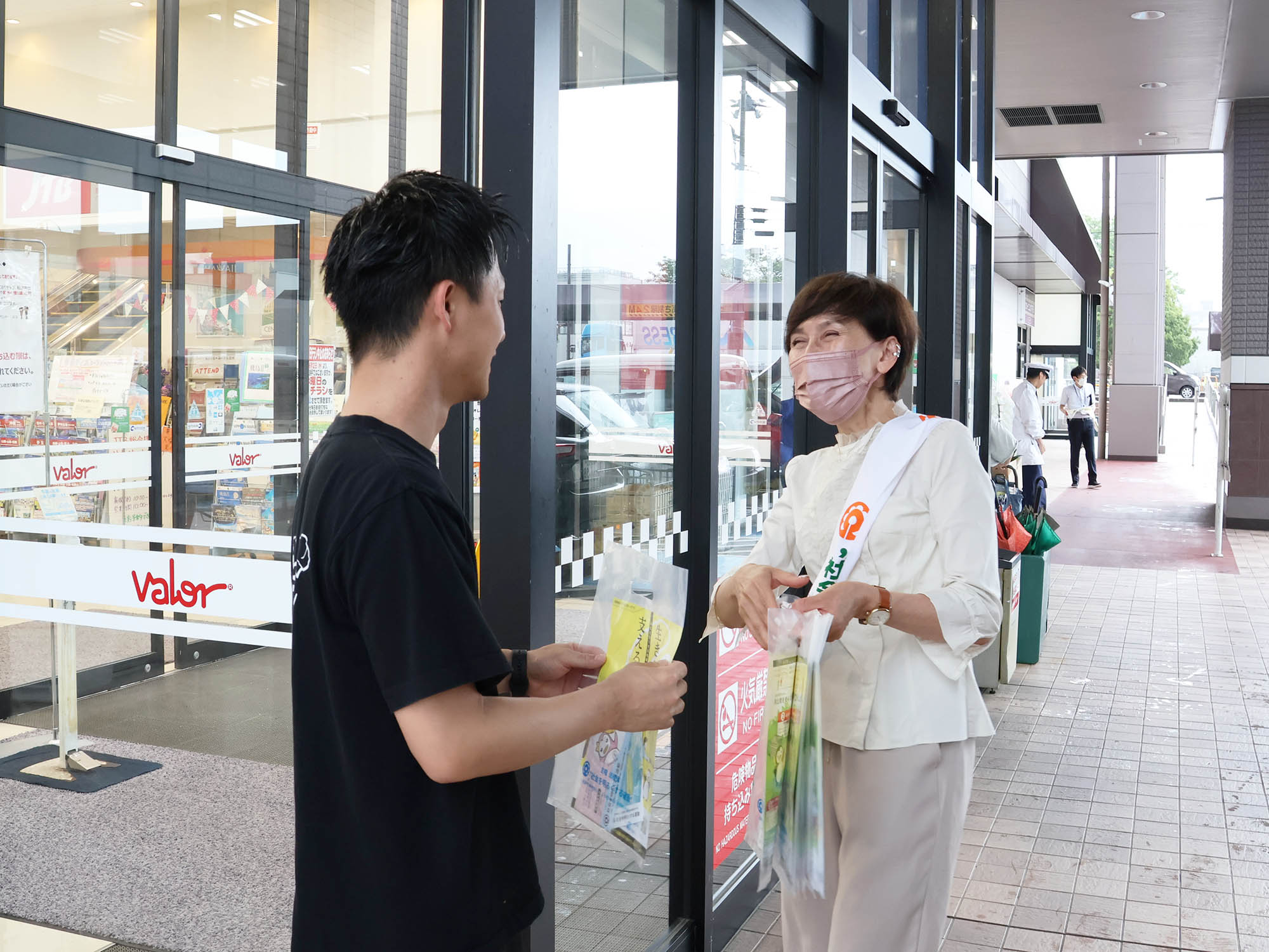 街頭キャンペーンで啓発用品を配布する