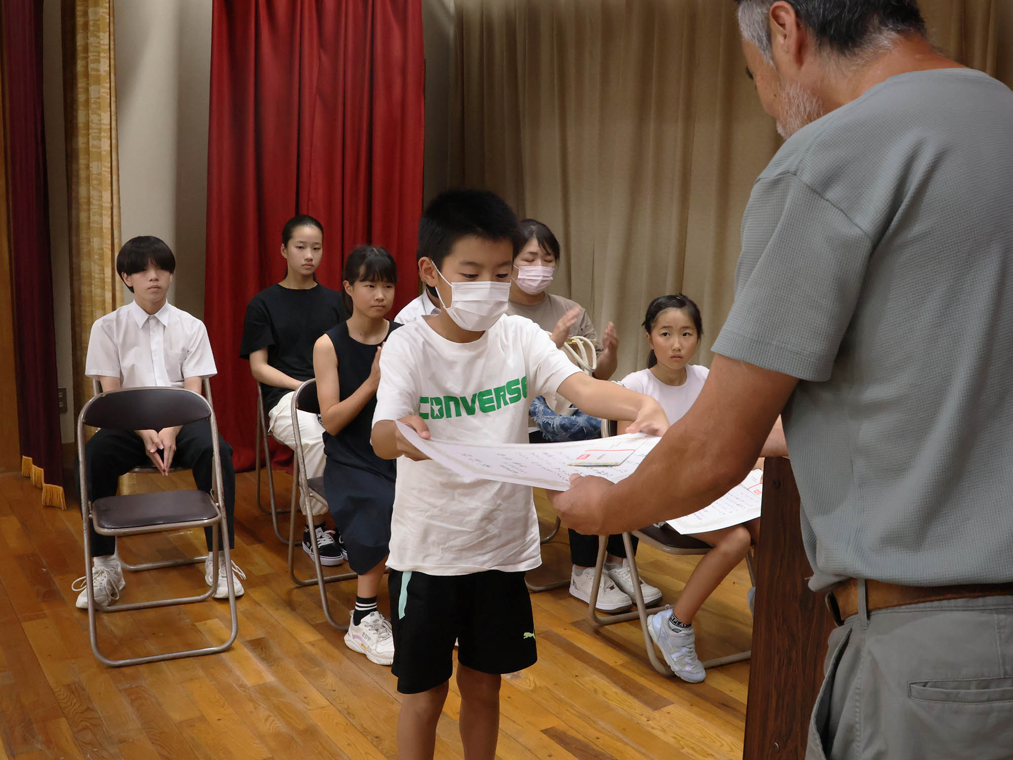表彰状を受け取る伊藤想さん