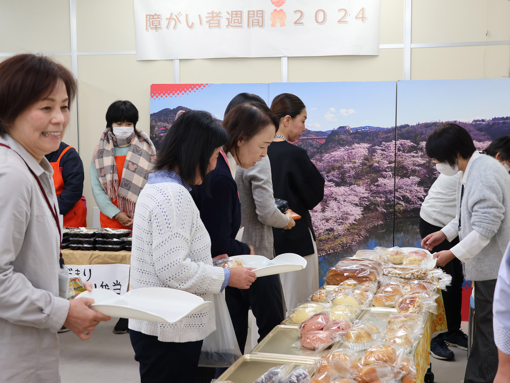 福祉施設のパンを買う
