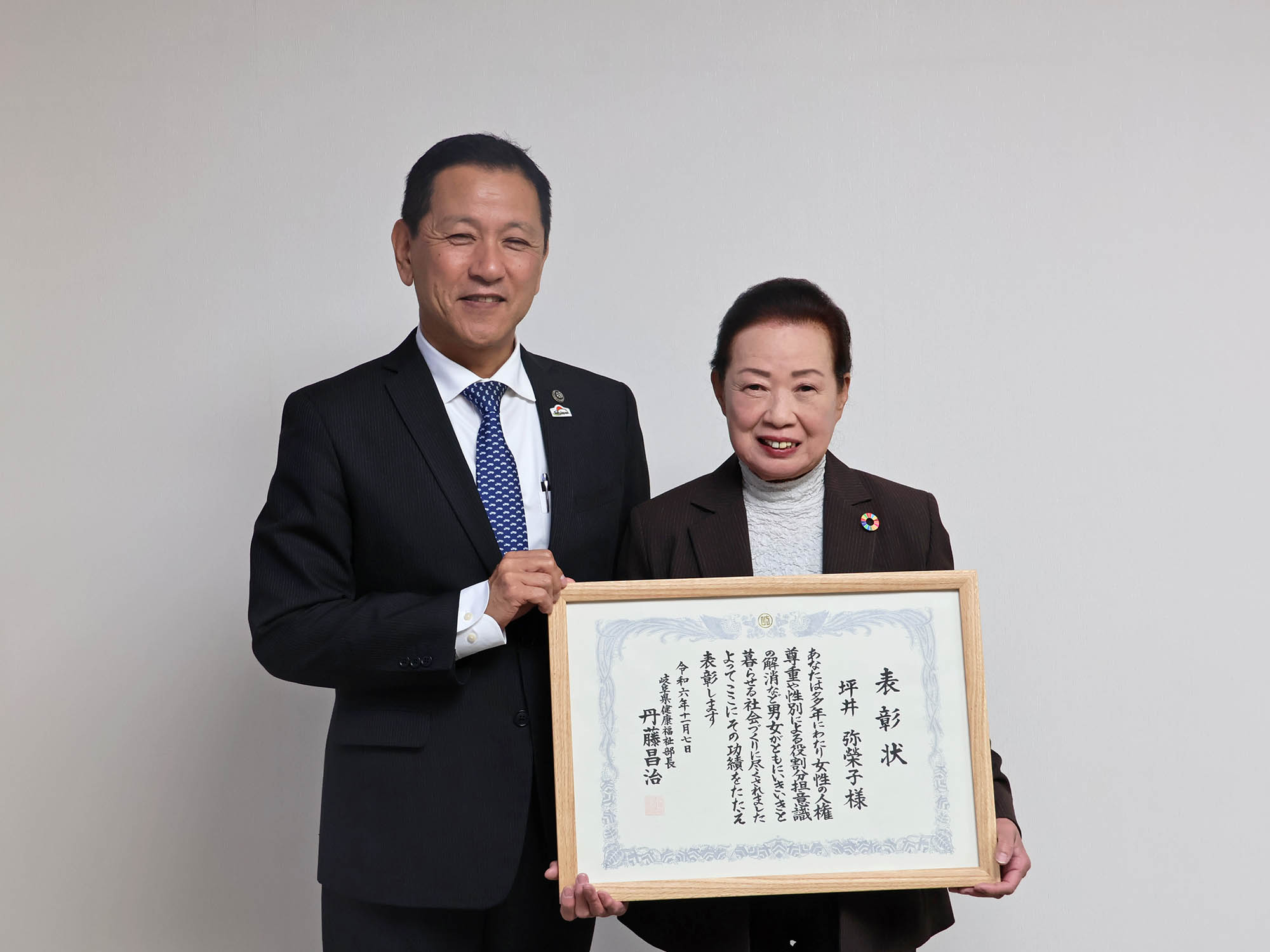 賞状を持つ小坂市長と坪井さん（左から）