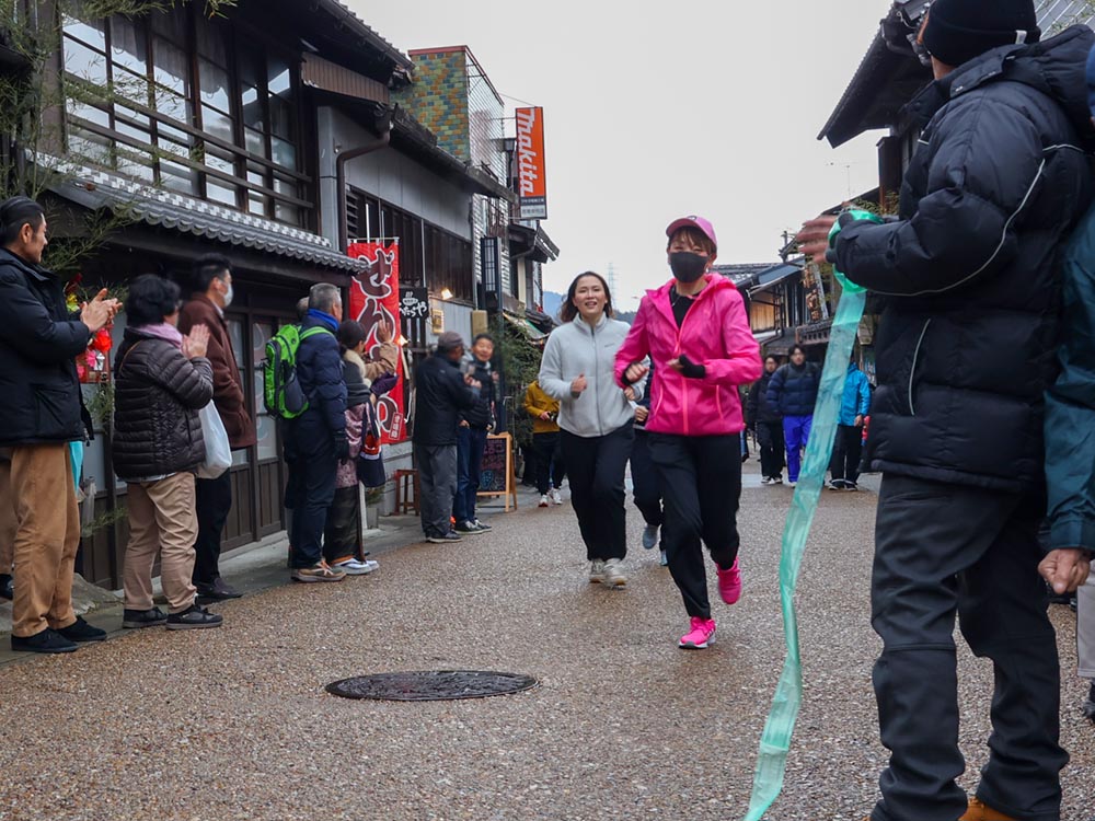 走る参加者