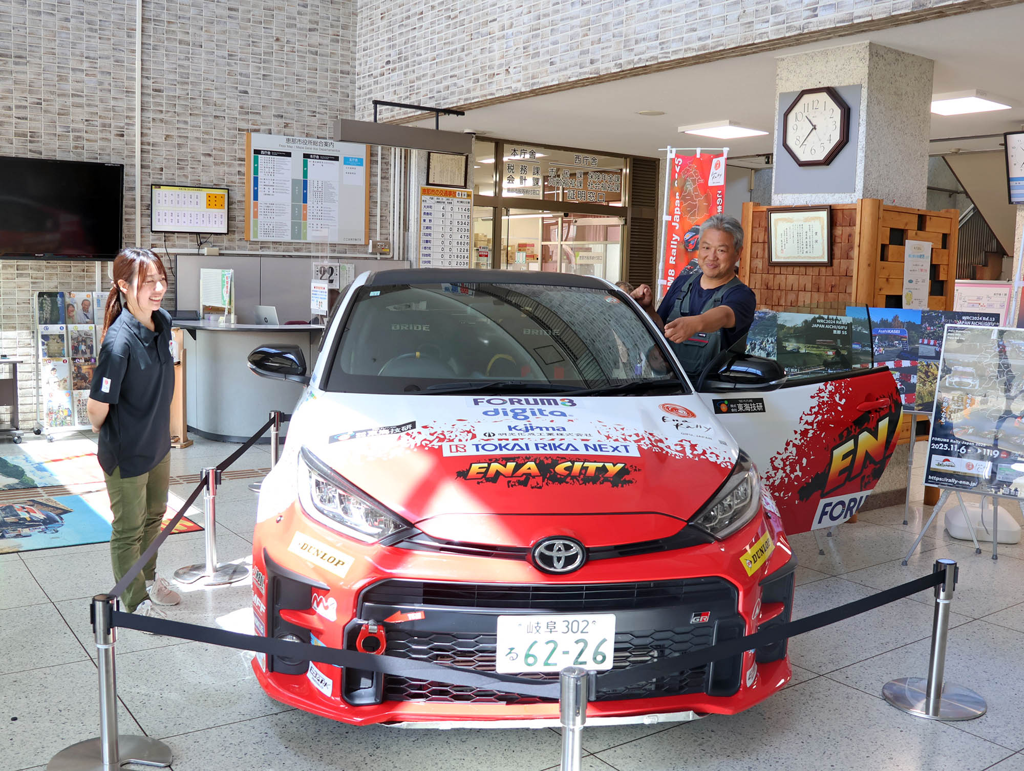 市役所ロビーに展示されたラリーカー