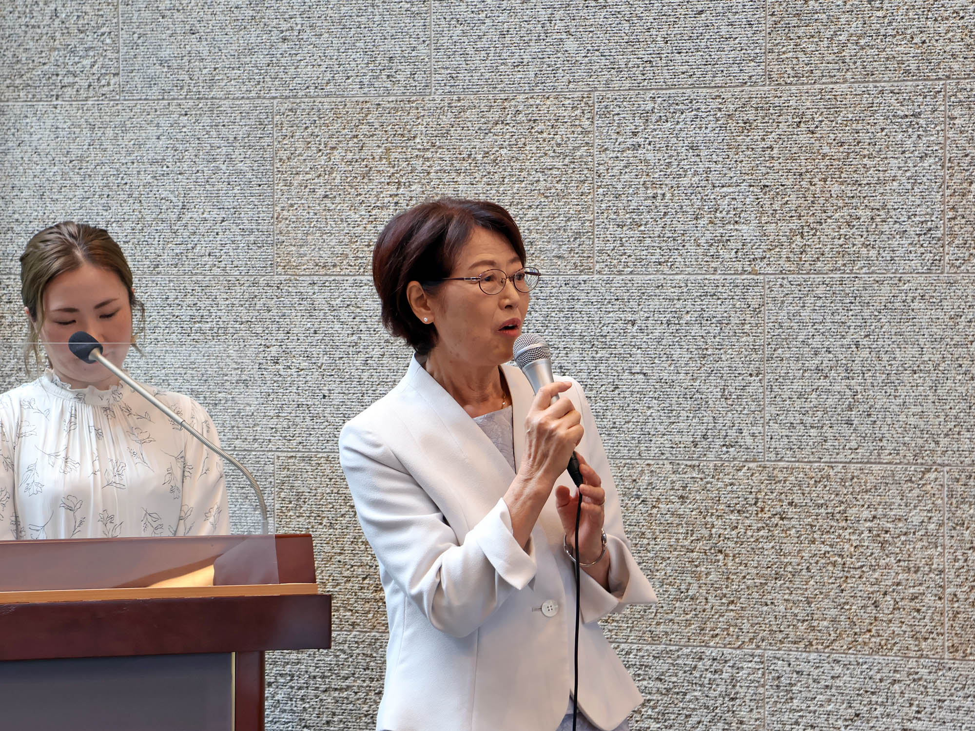 あいさつをする中山道広重美術館長谷川館長