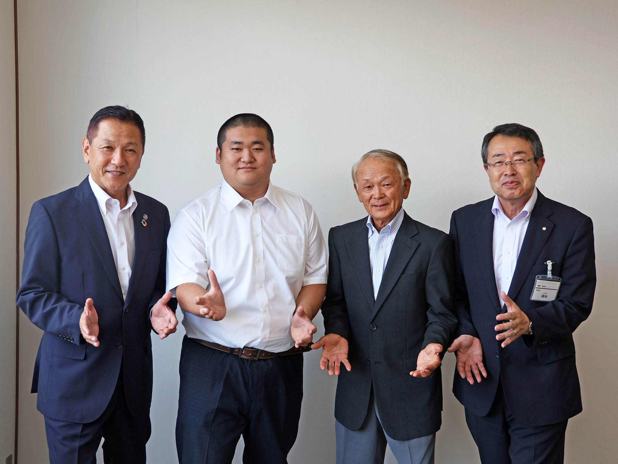 左から市長、春日井さん、勝副会長、岡田教育長