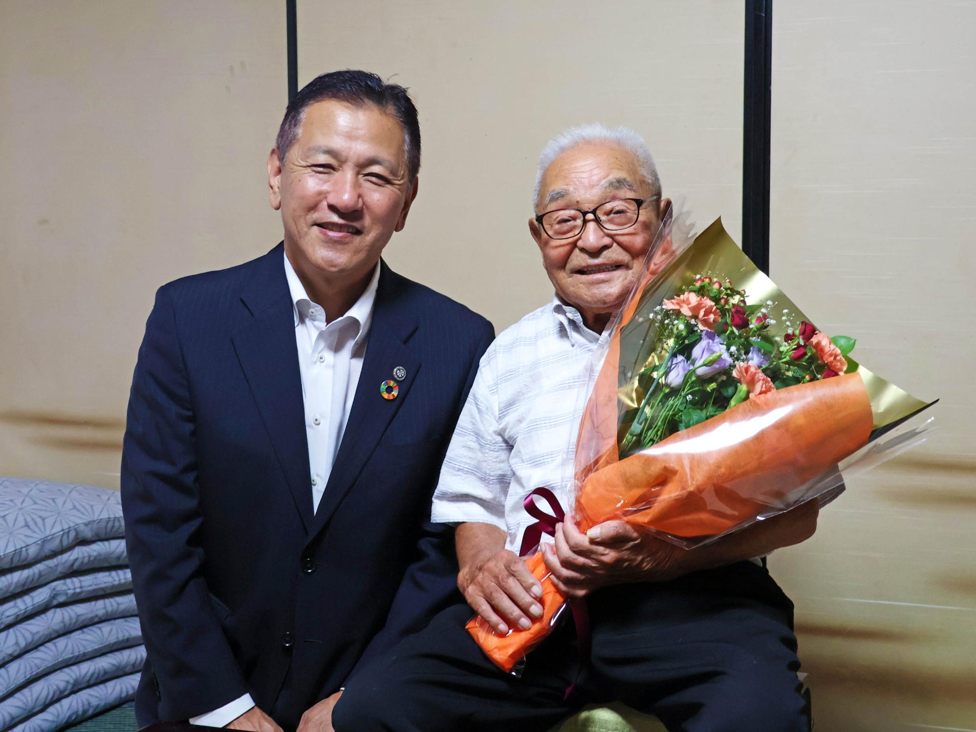 花束を持つ伊藤さんと小坂市長