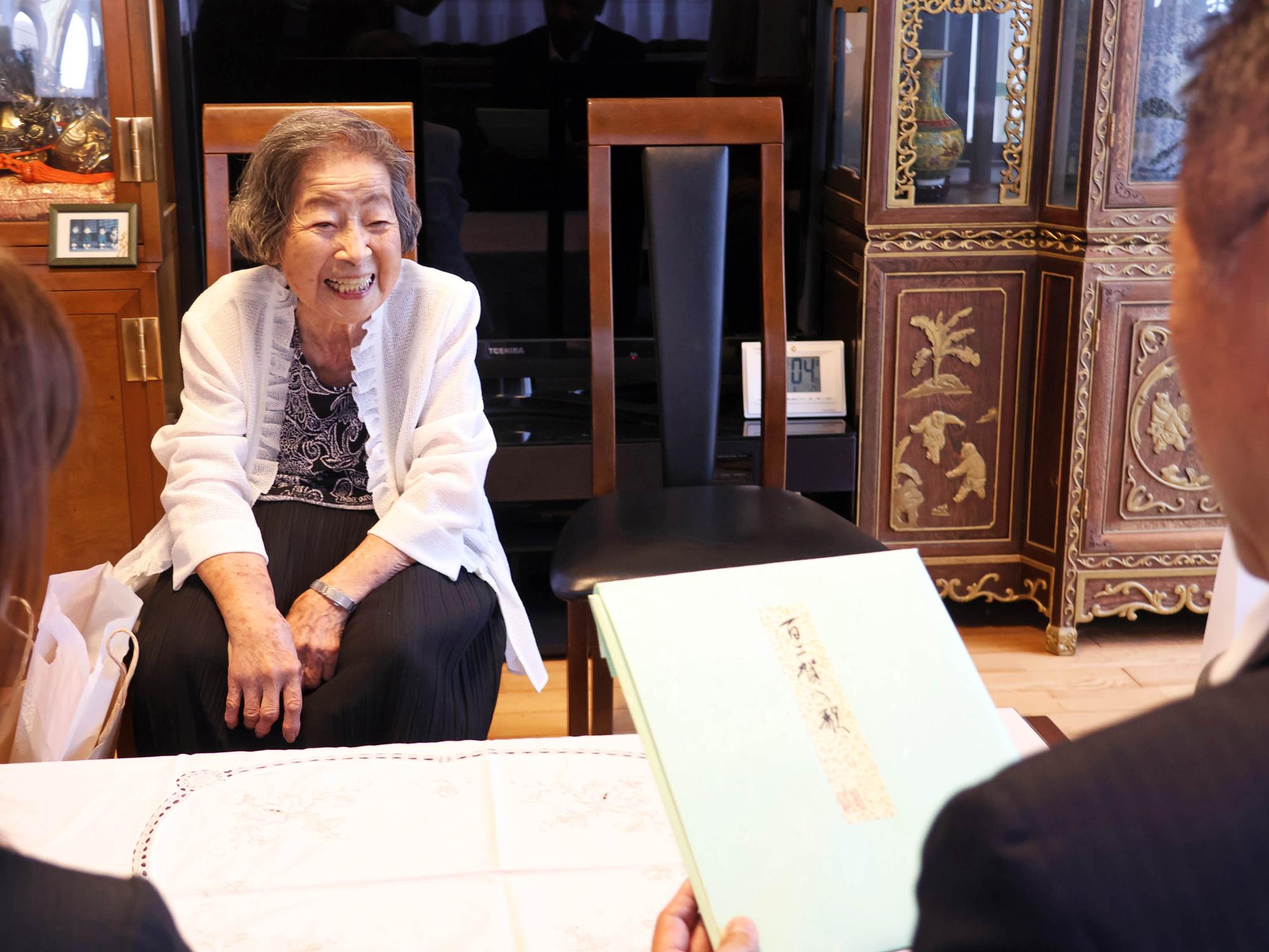 市長に自筆の歌を贈る西尾さん
