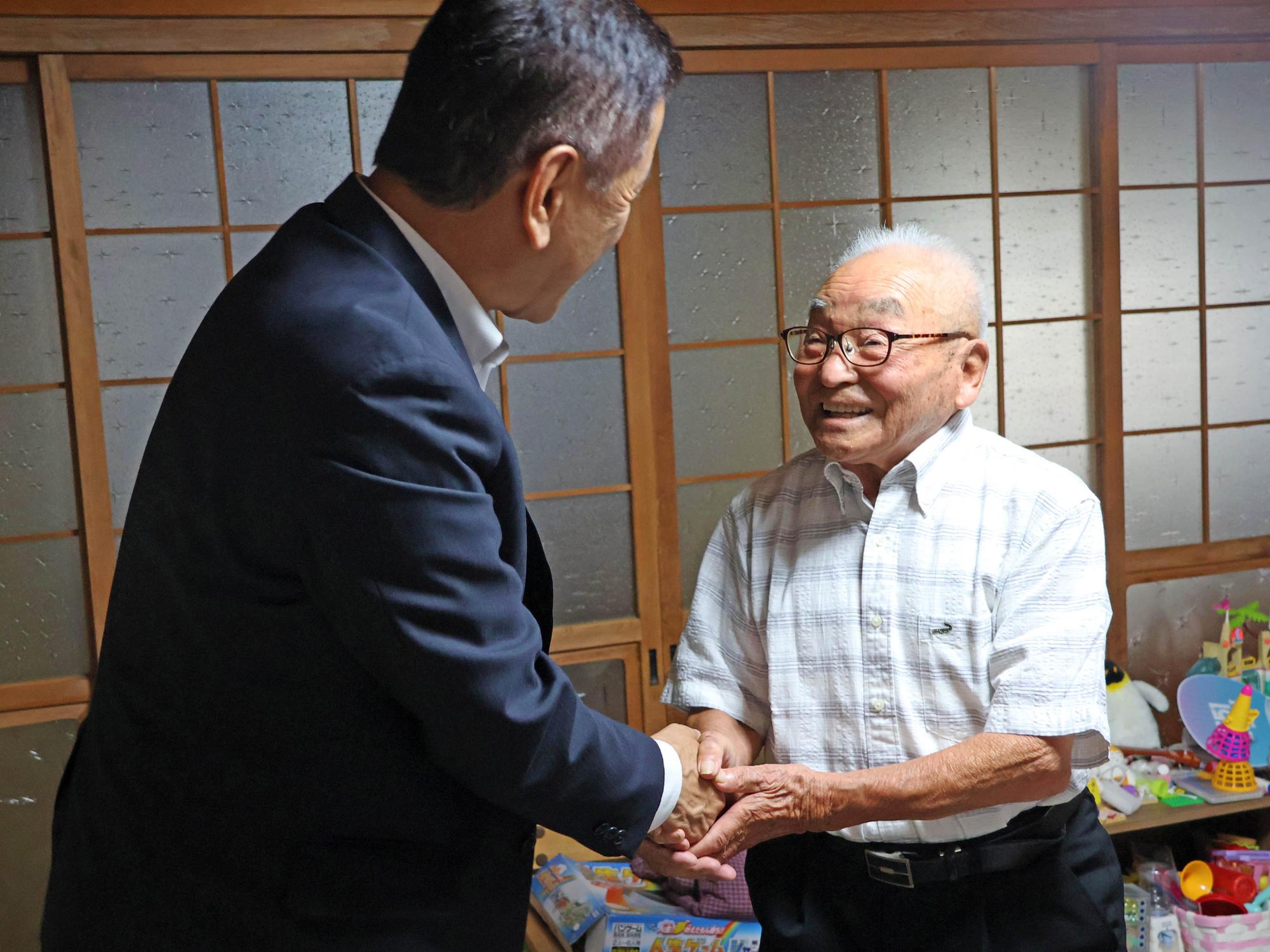 笑顔で握手に応じる伊藤さん