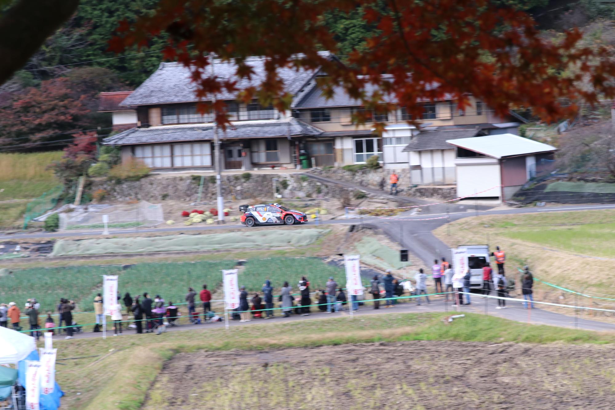 明智観戦エリアを走るラリーカー