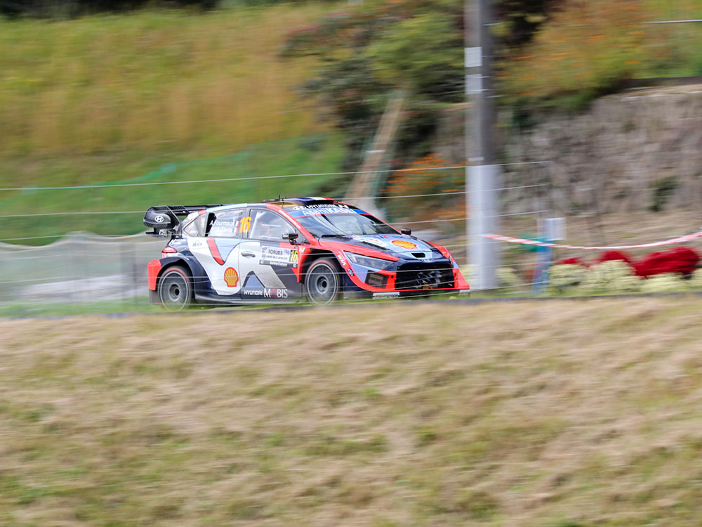 明智観戦エリアを走るラリーカー