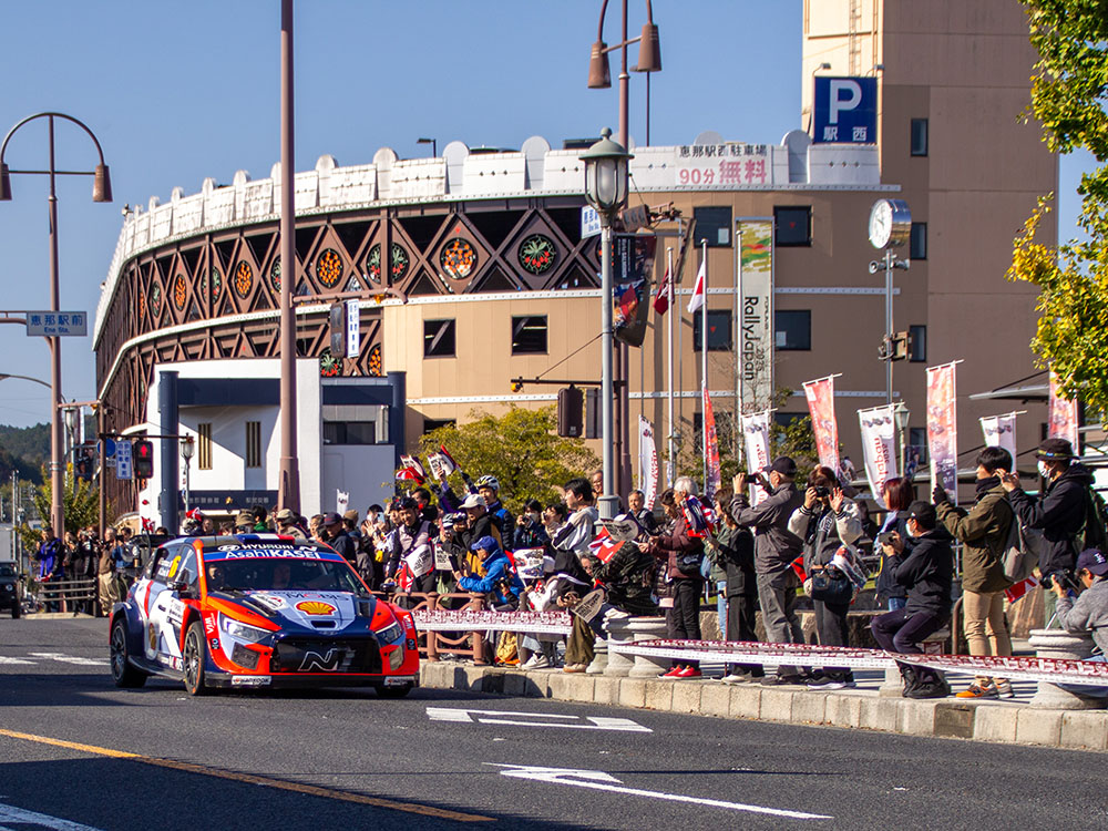 恵那駅前を走るラリーカー