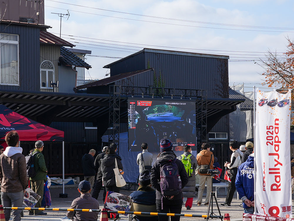 中継を眺める人々