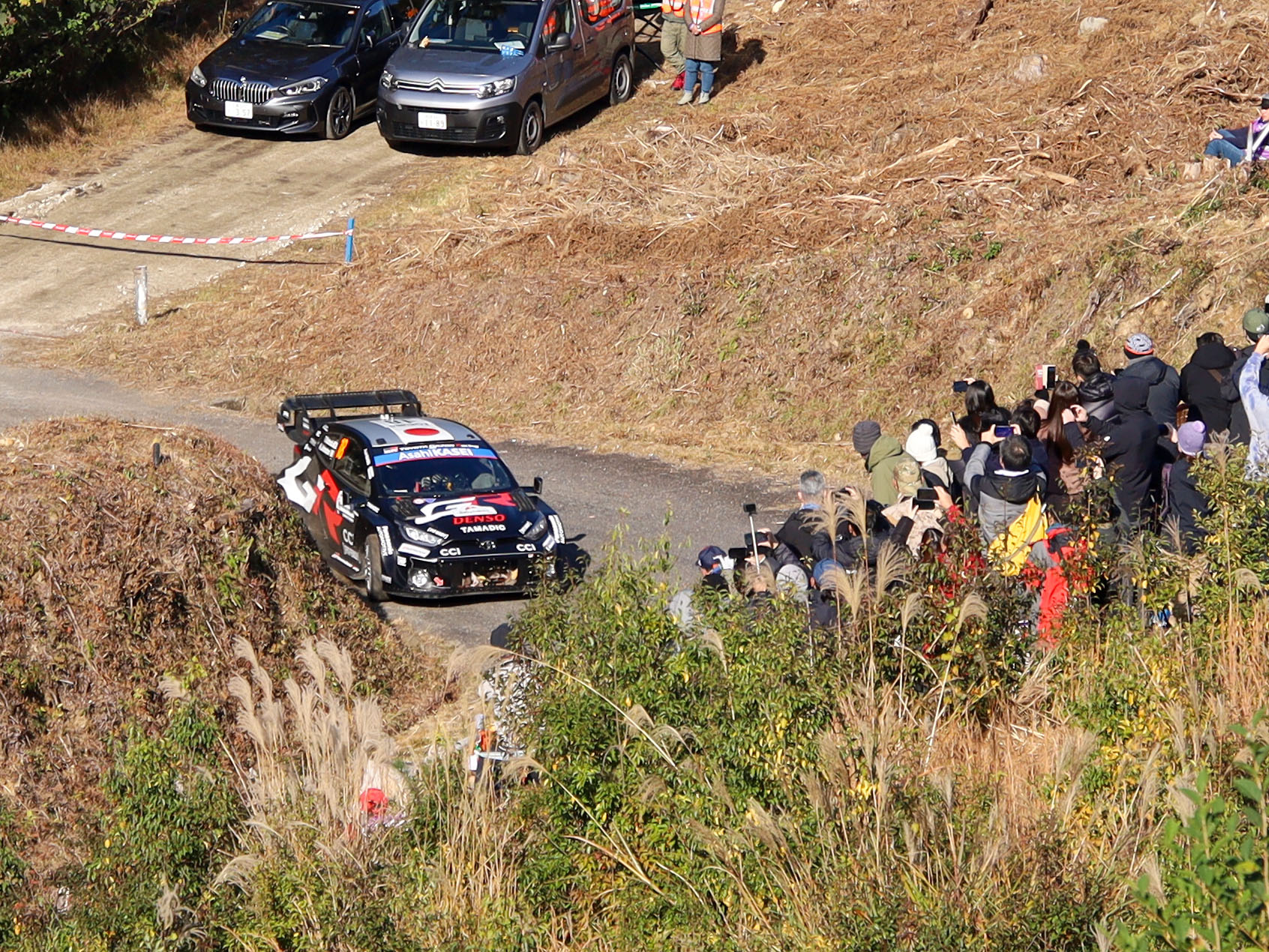 上矢作観戦エリアを走るラリーカー