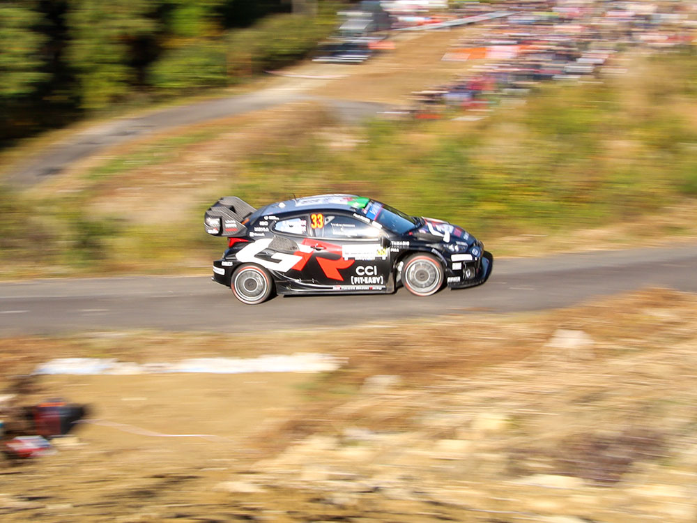 上矢作観戦エリアを走るラリーカー