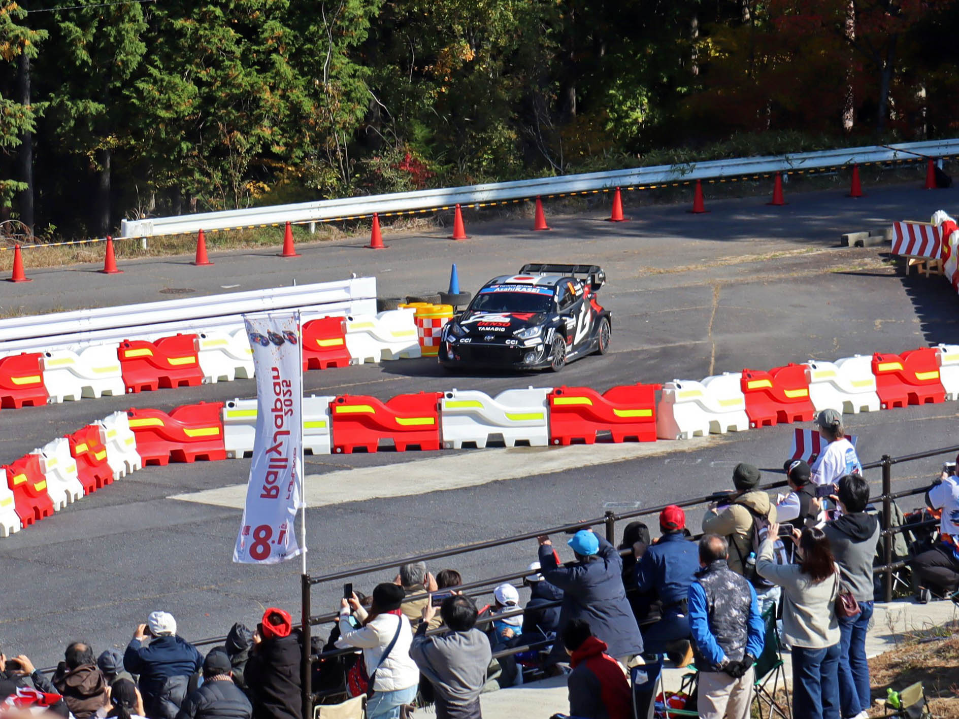 笠置山モーターパークを走るラリーカー