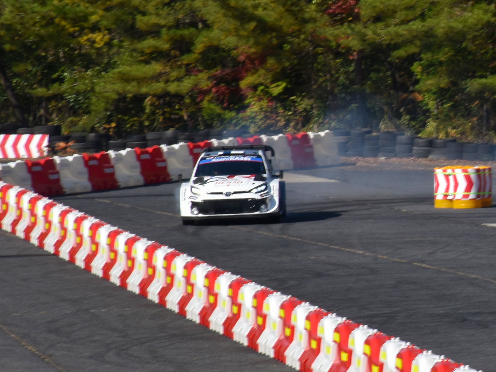 笠置山モーターパークを走るラリーカー