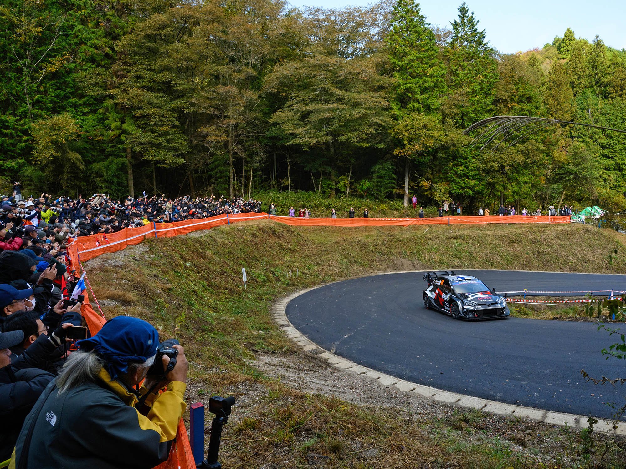 山岡観戦エリアを走るラリーカー