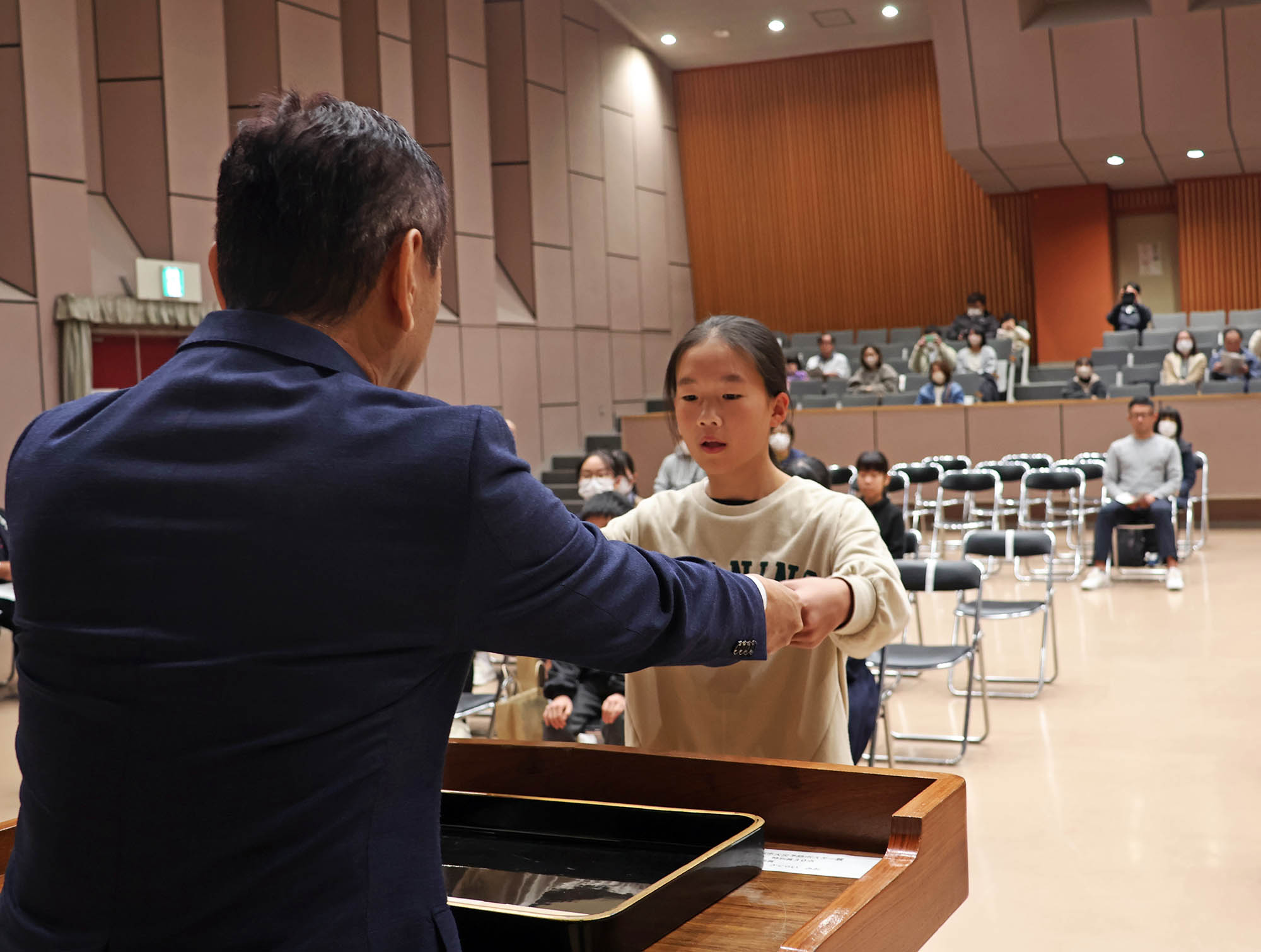 賞状を受け取る櫻井さん