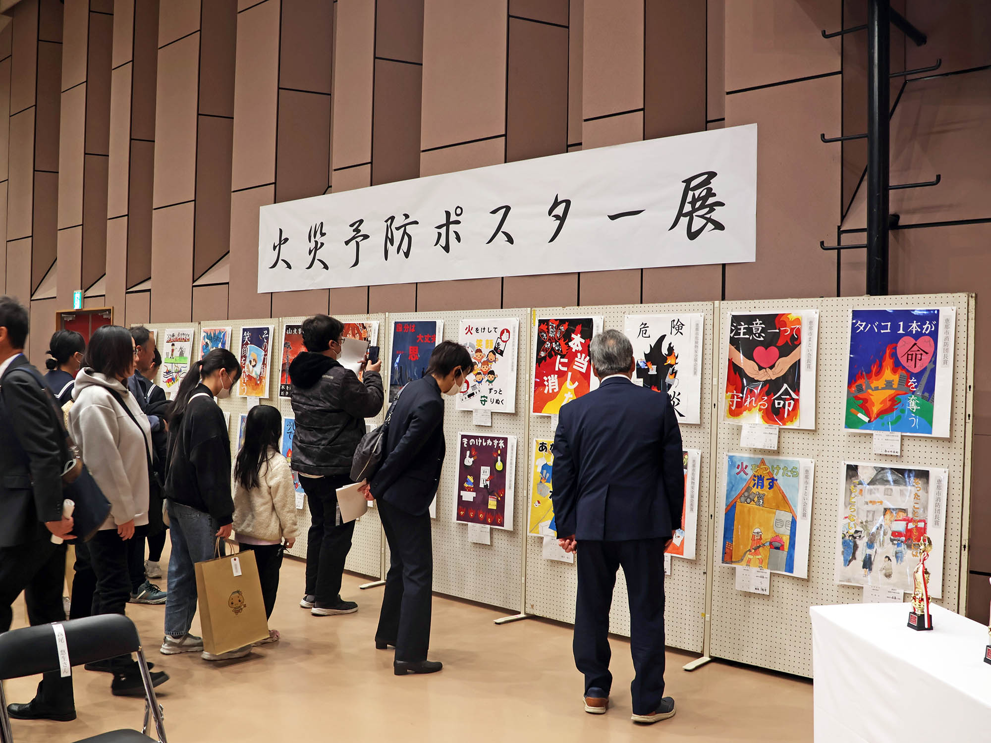 作品を眺める参加者