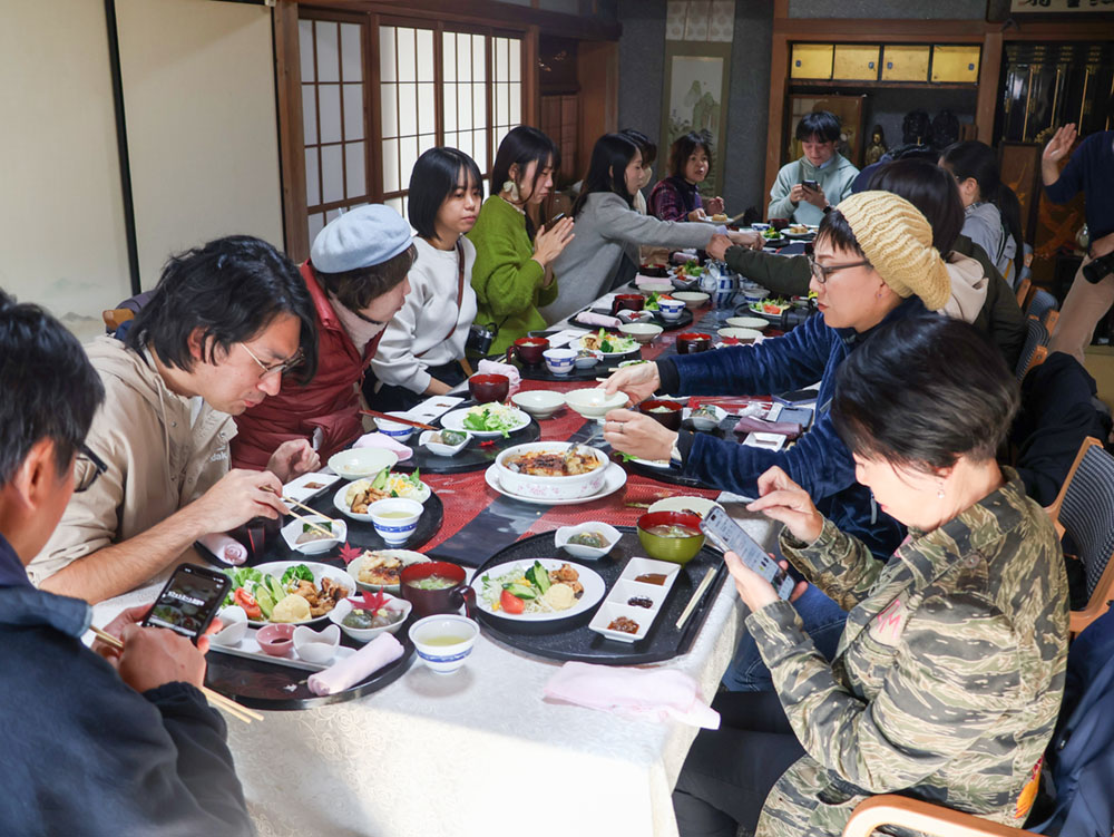 山野街道で昼食