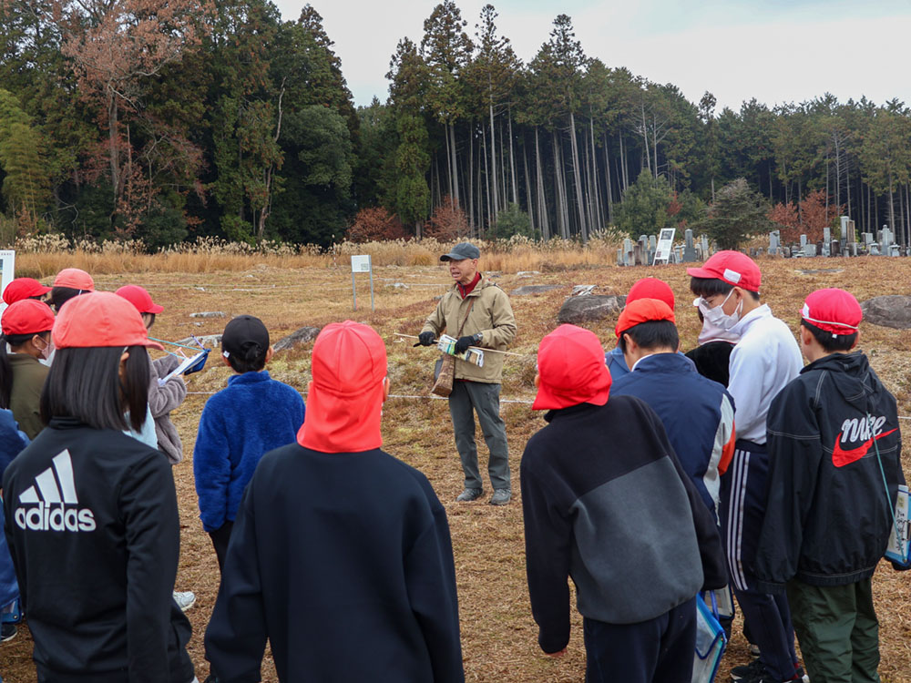説明を聞く児童ら