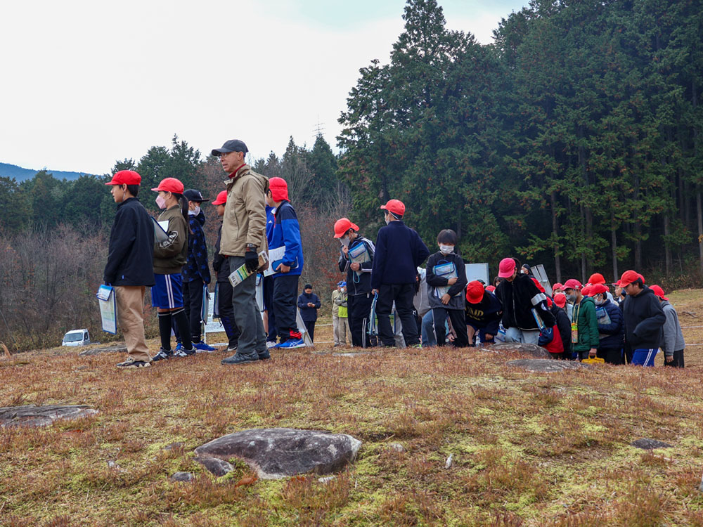 恵那の市街地を眺める児童ら
