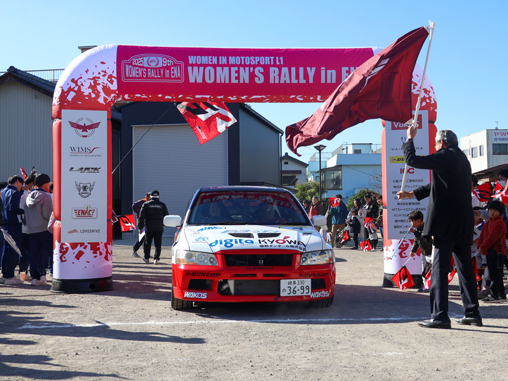 スタートするラリーカー