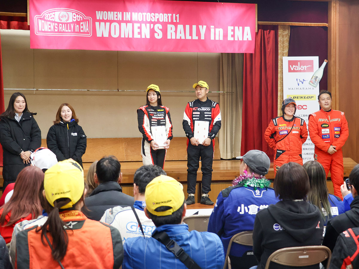 表彰台に登る松井選手