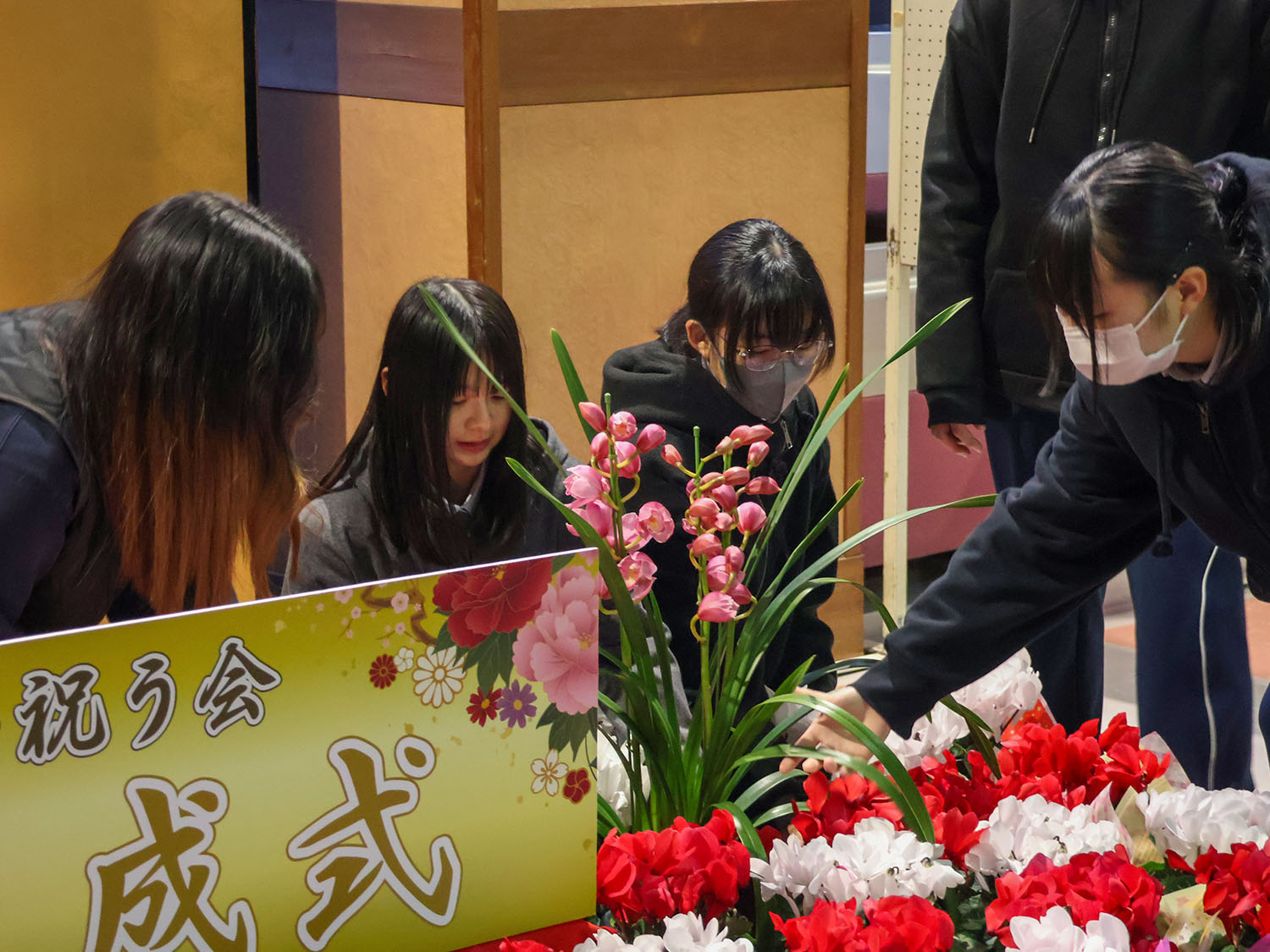 農高生が花を設置