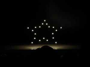 星を描く20機のドローン