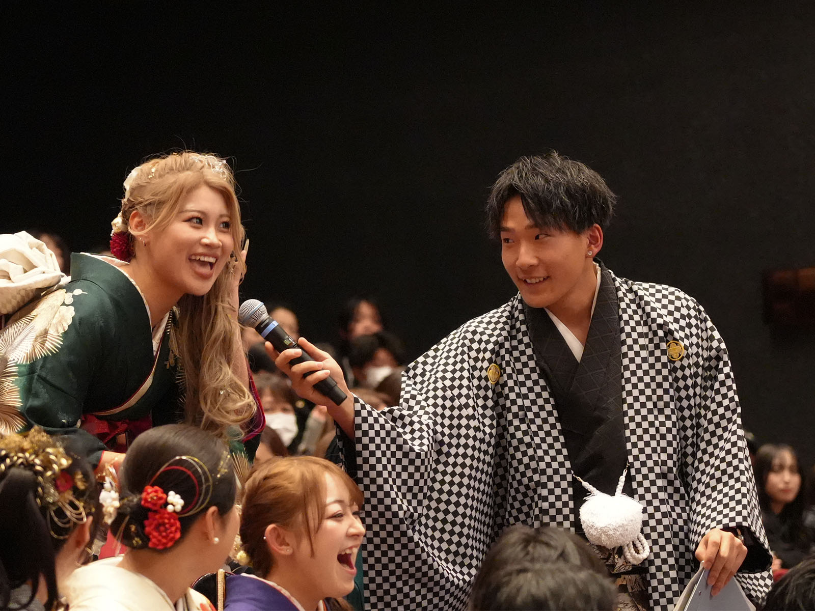 インタビューに答える