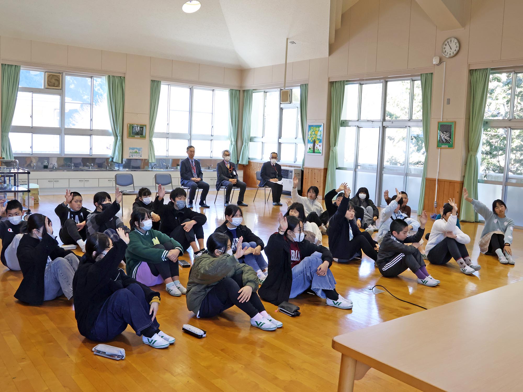 挙手する児童ら