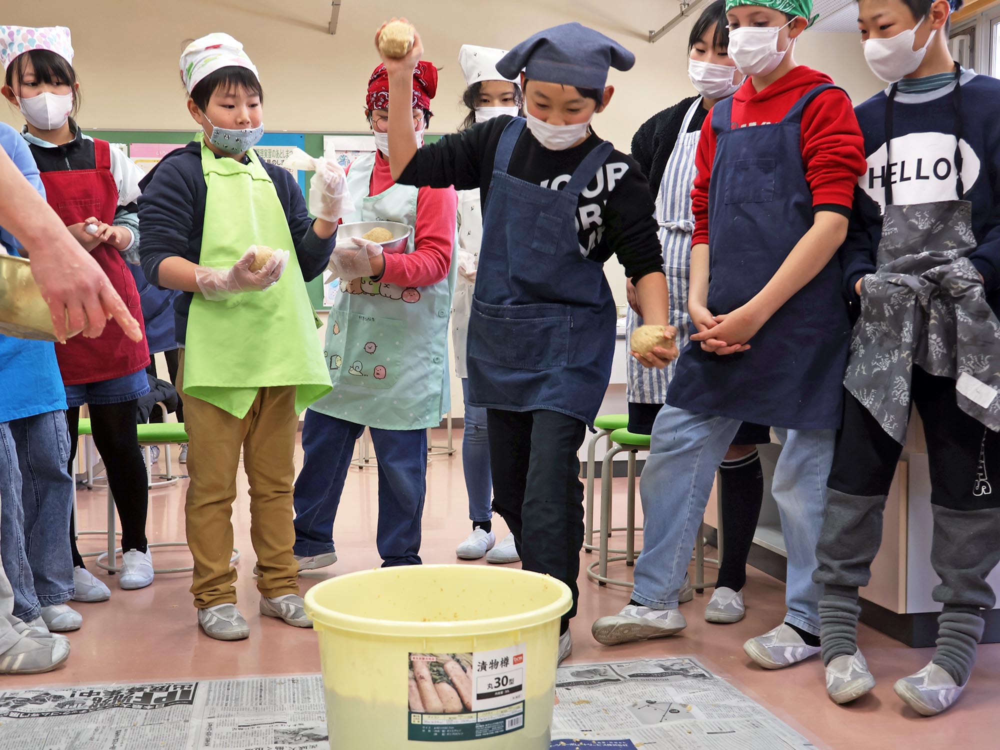 みそ球をたるに投げ入れて空気を抜く