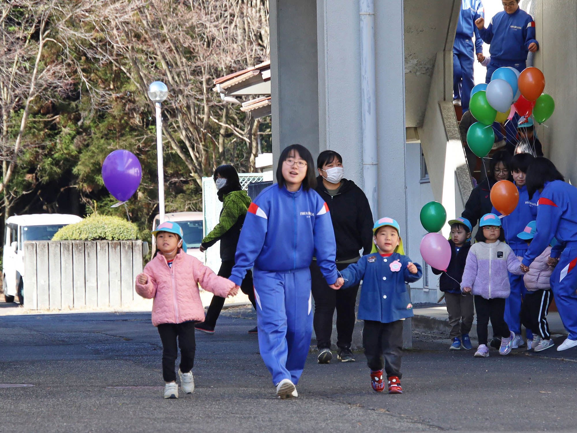 仲良く手をつなぐ生徒と園児