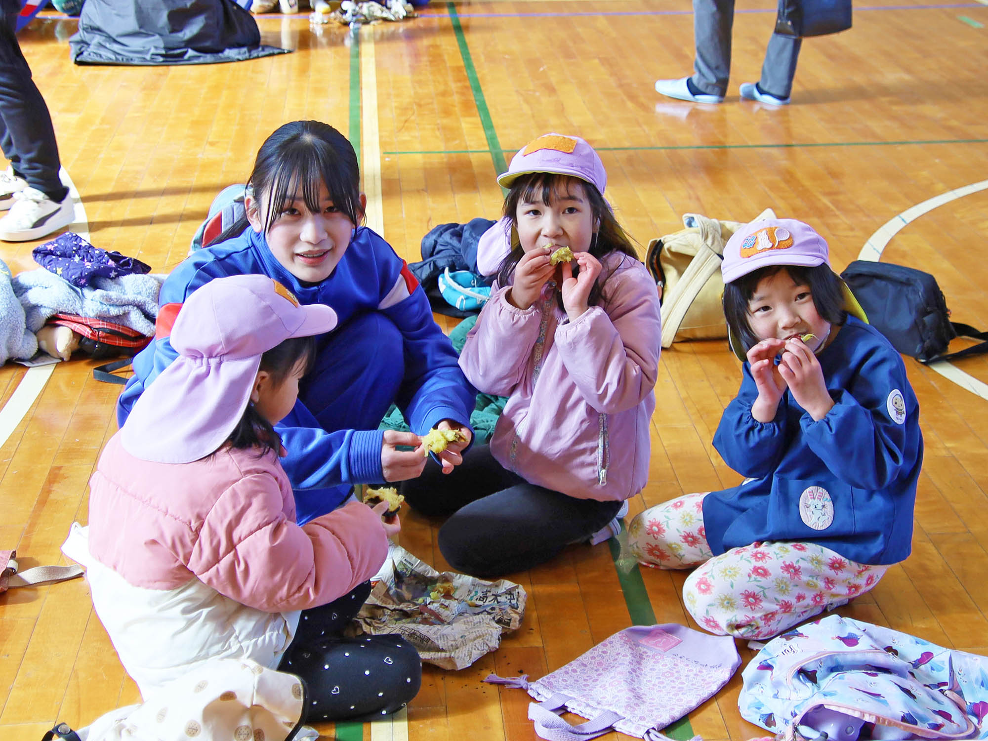 一緒に焼き芋を食べる