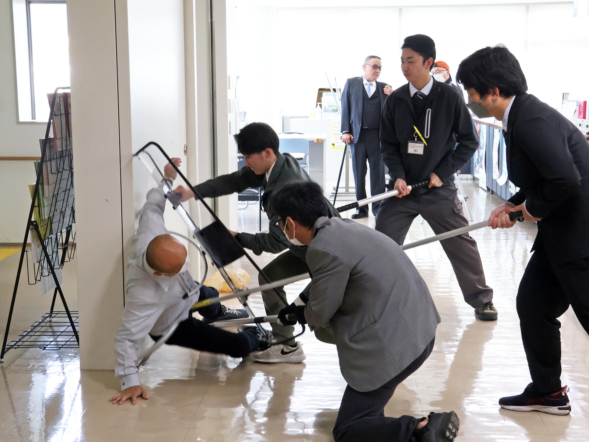 盾と刺股でクレーマーを取り押さえる