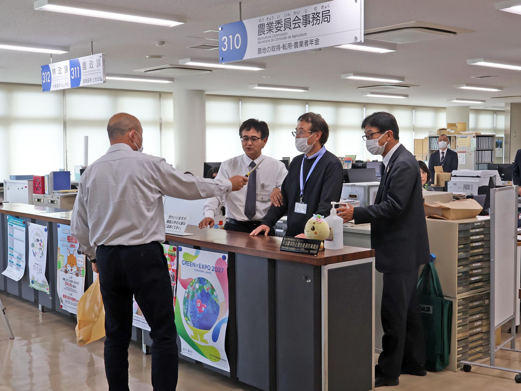 複数人の男性職員が対応