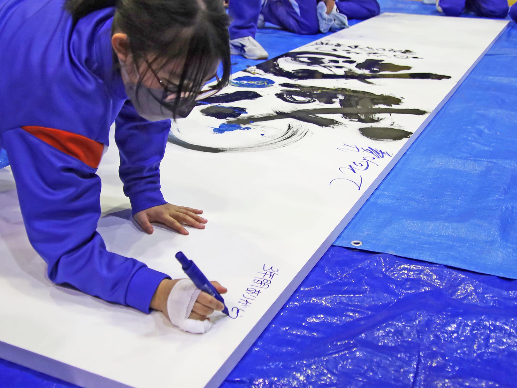 ペンを走らせる生徒