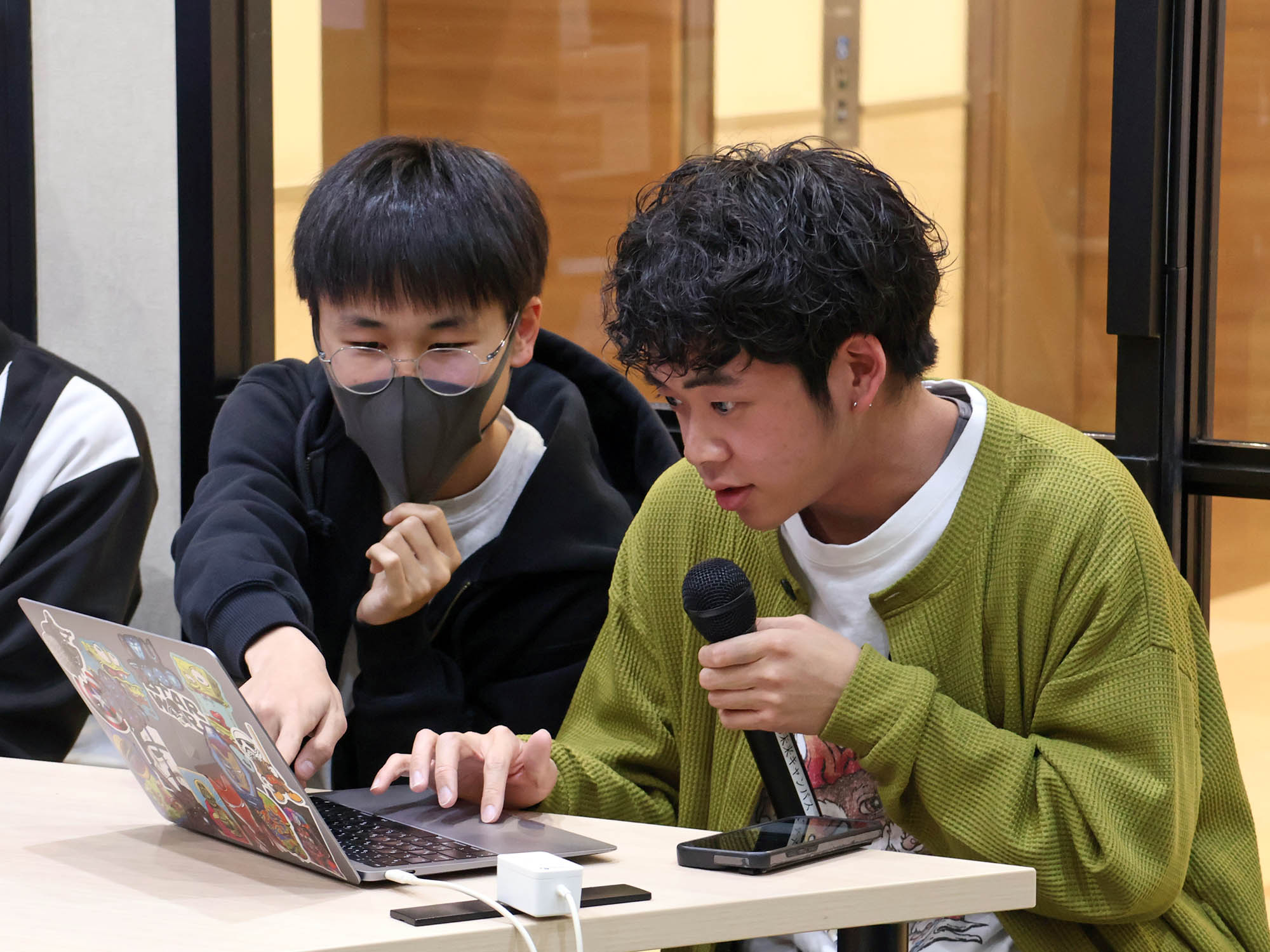 スライドでアプリを紹介