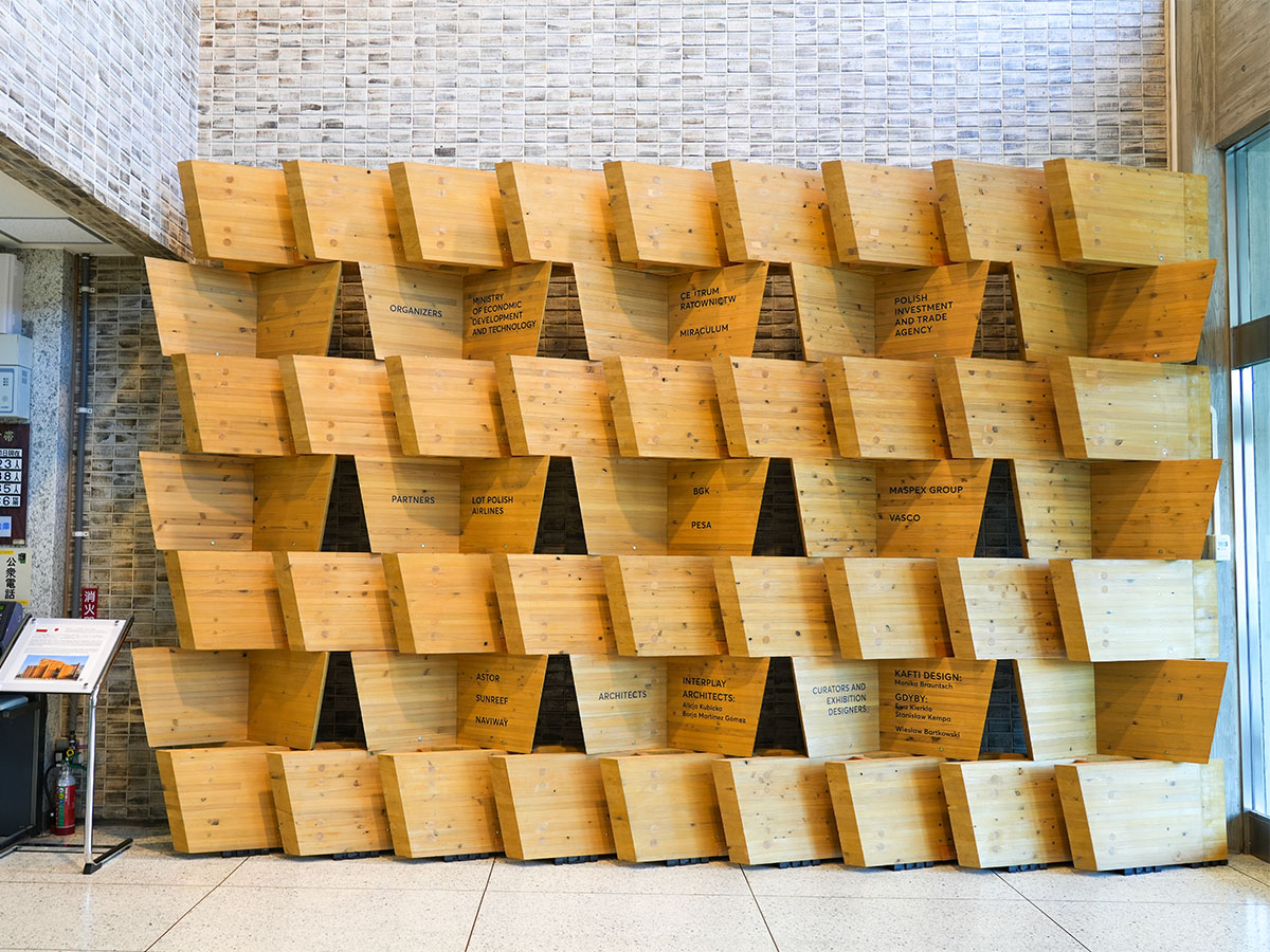 市役所本庁舎1階のモニュメント