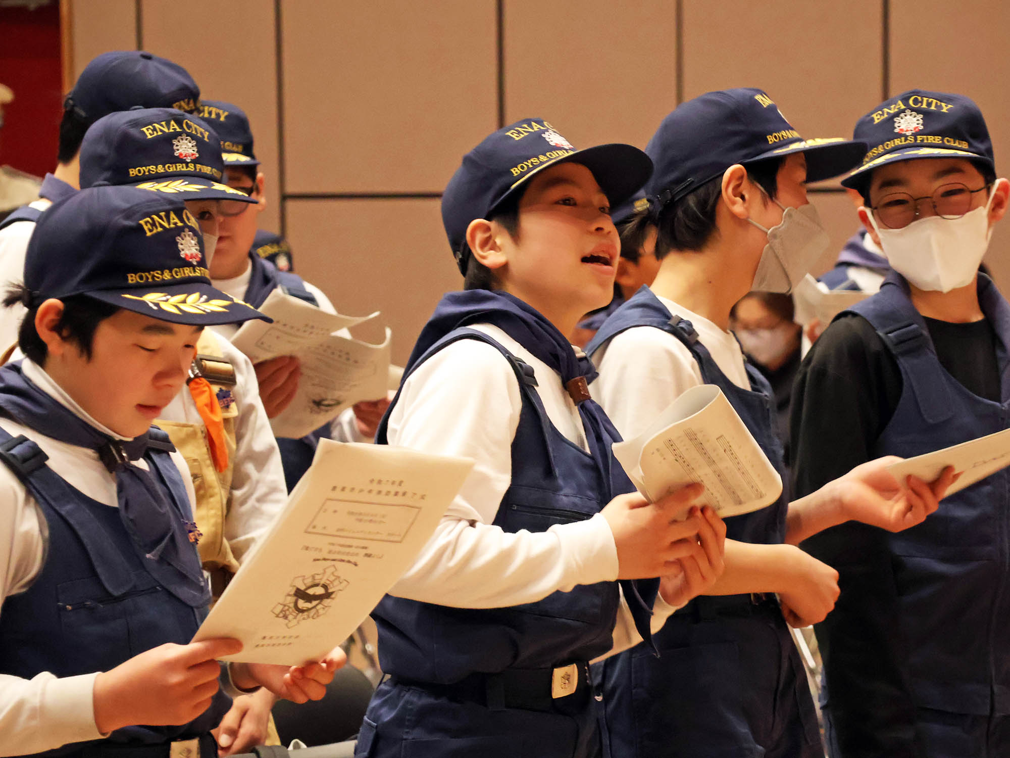 市少年消防隊の歌を歌う