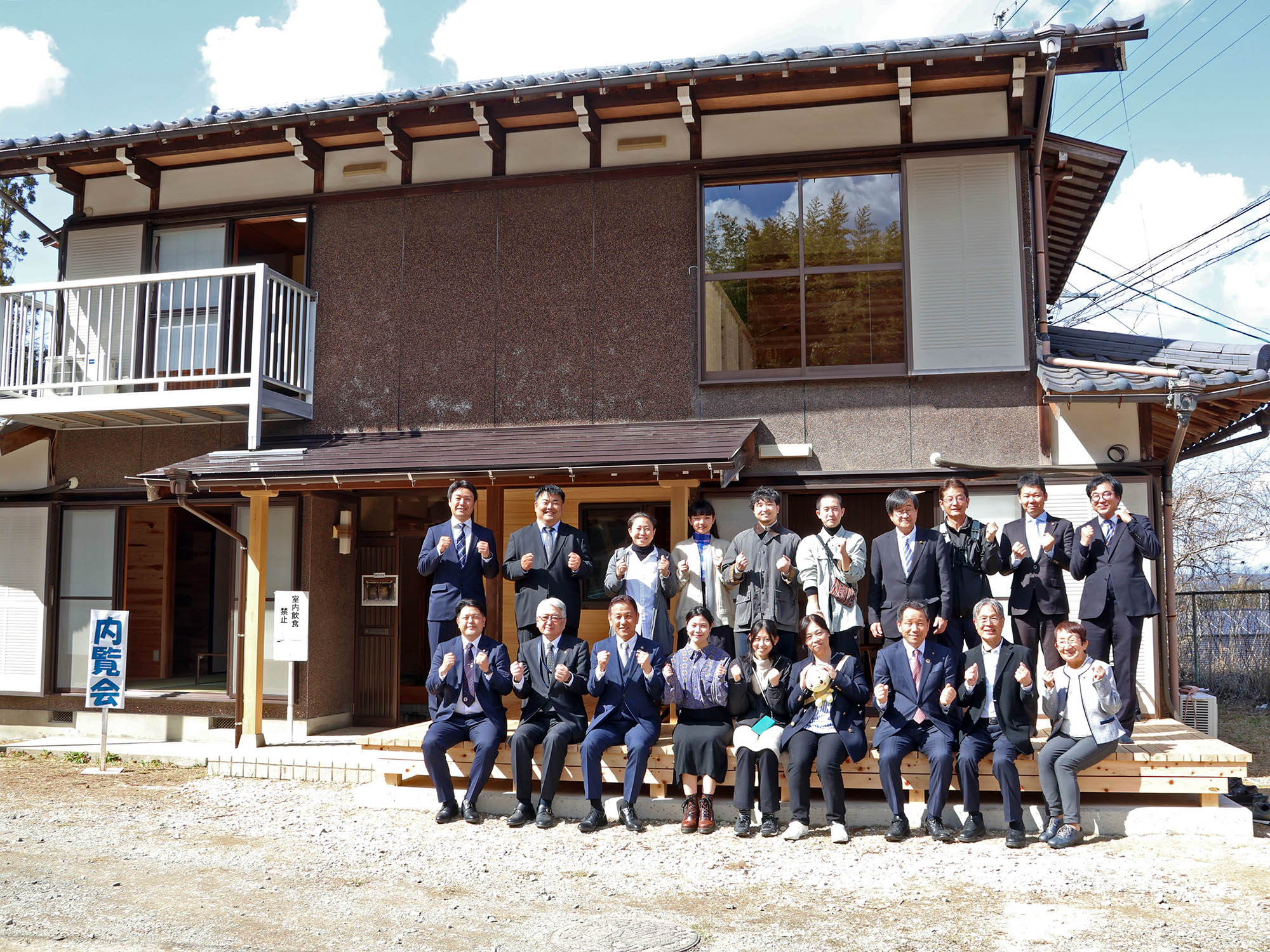 住宅のウッドデッキで集合写真