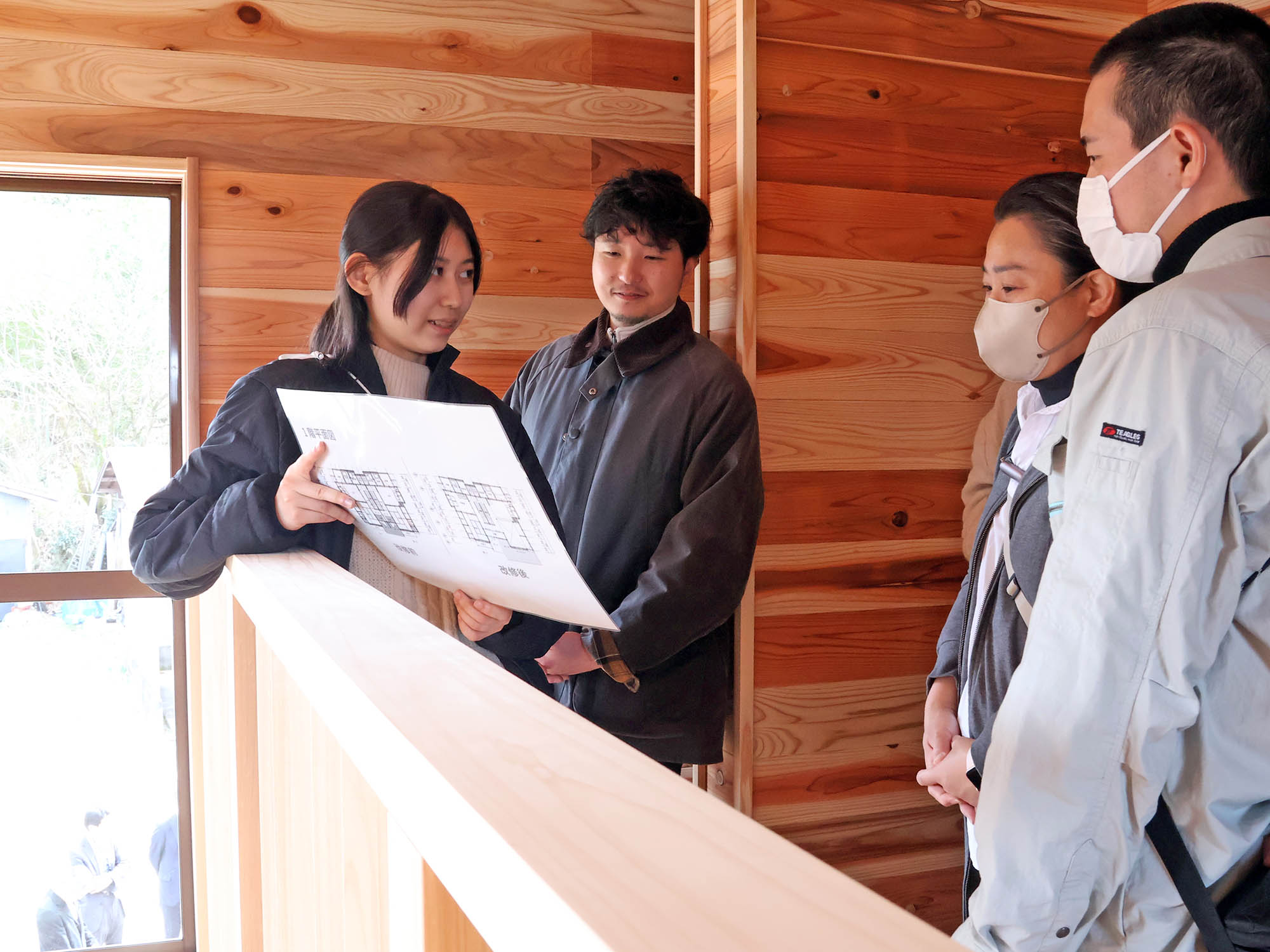 学生が住宅を案内