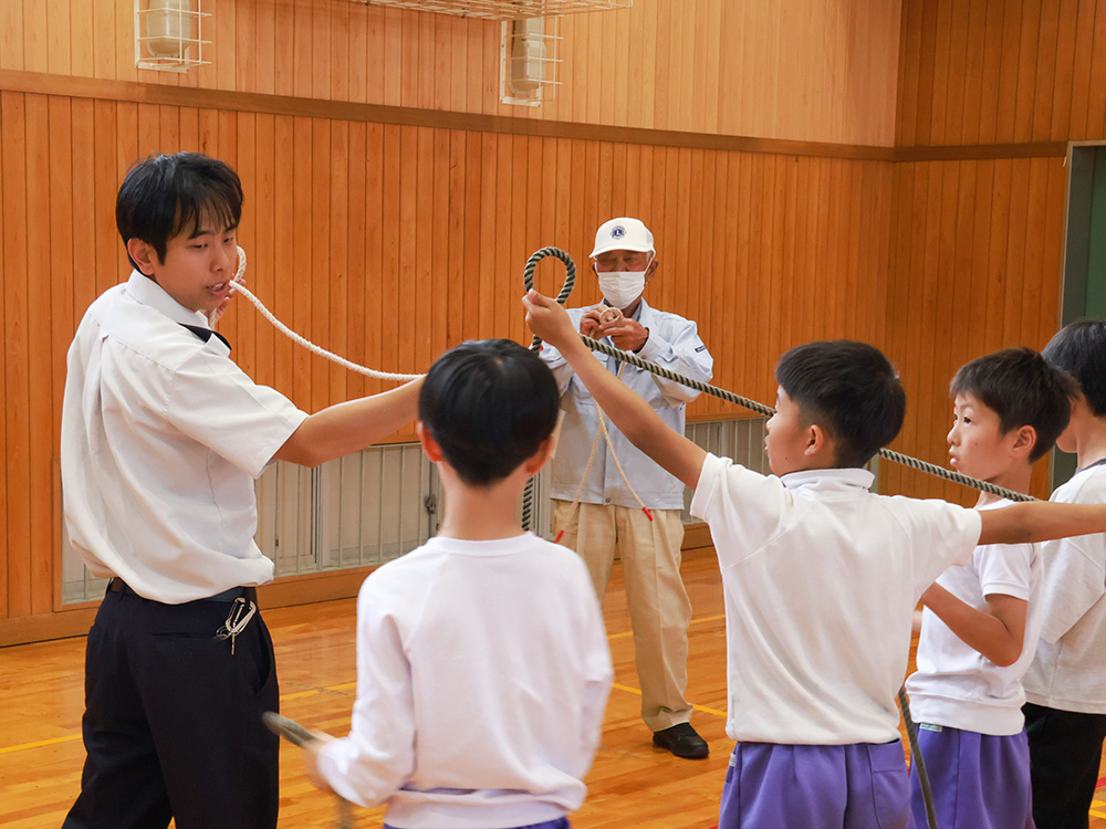 ロープの結び方を学ぶ児童ら