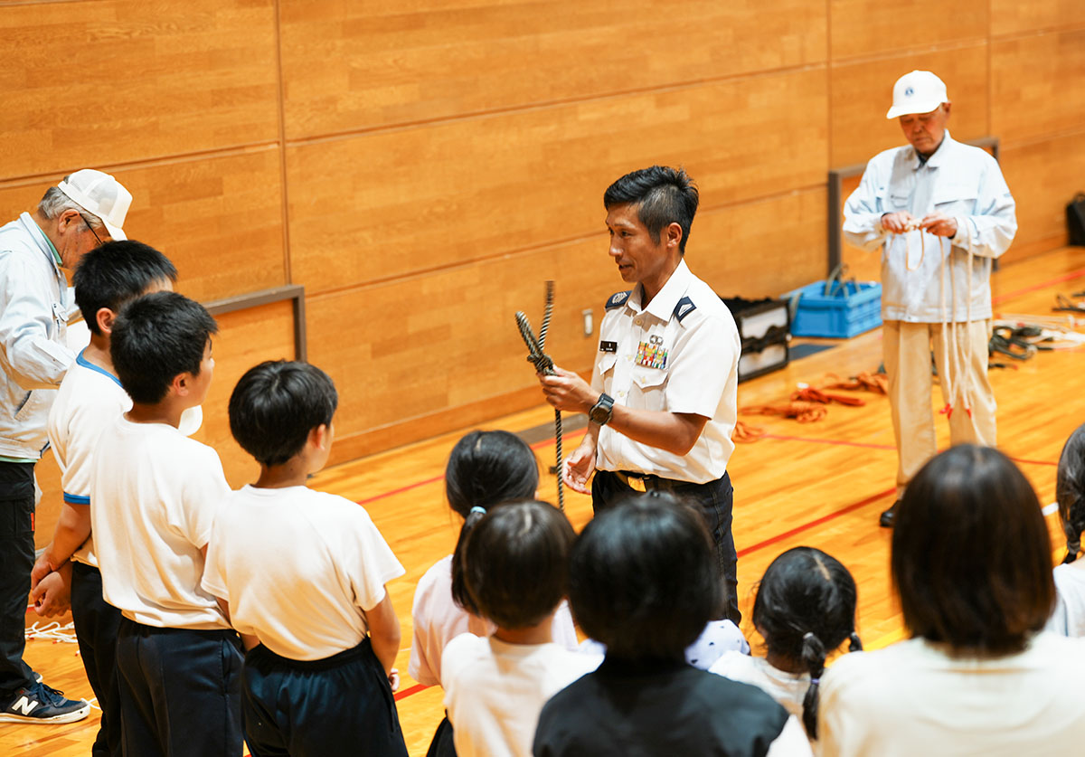 自衛隊員からロープの結び方を学ぶ児童ら